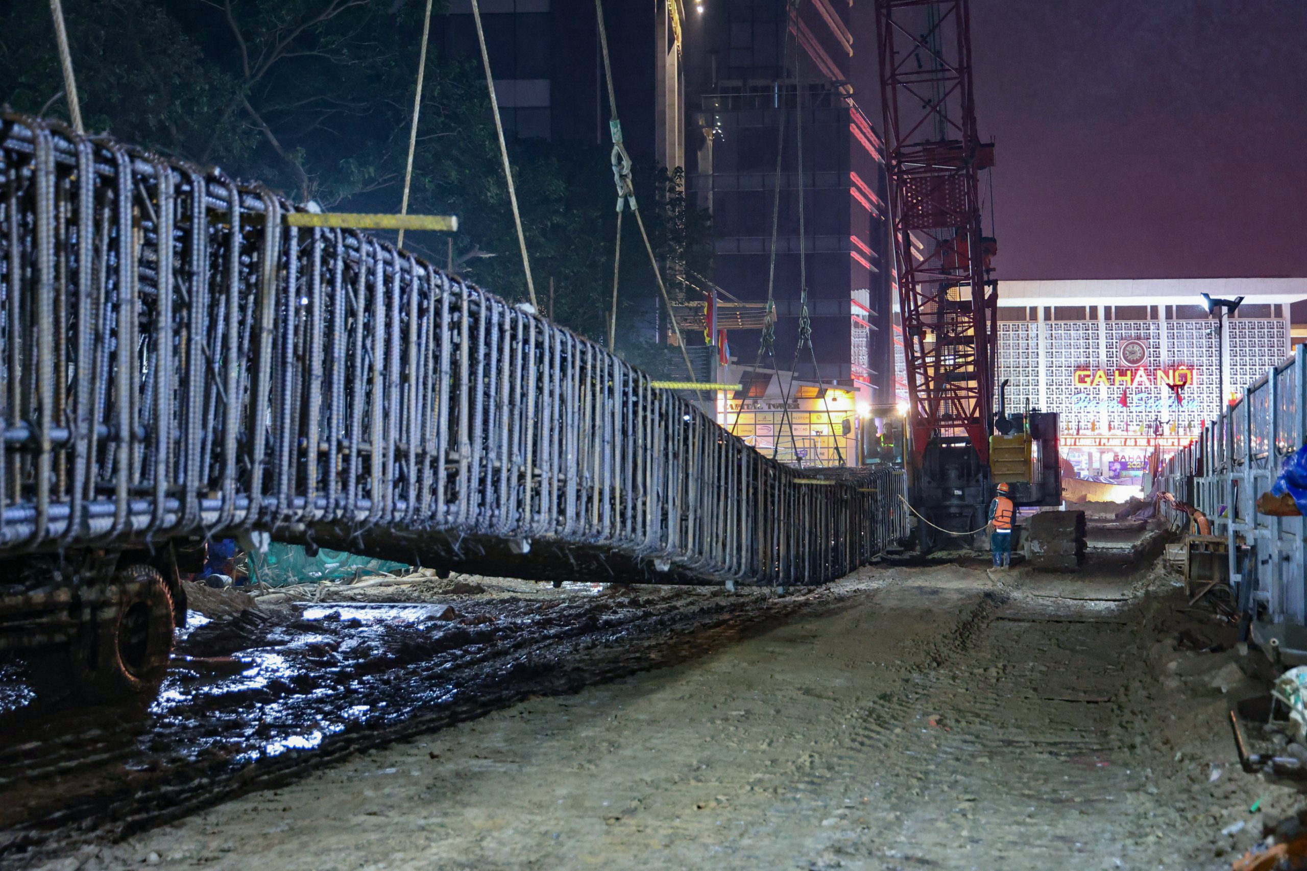 C&ocirc;ng trường thi c&ocirc;ng ga ngầm S12 metro Nhổn - ga H&agrave; Nội tất bật trong tối 30 Tết- Ảnh 12.