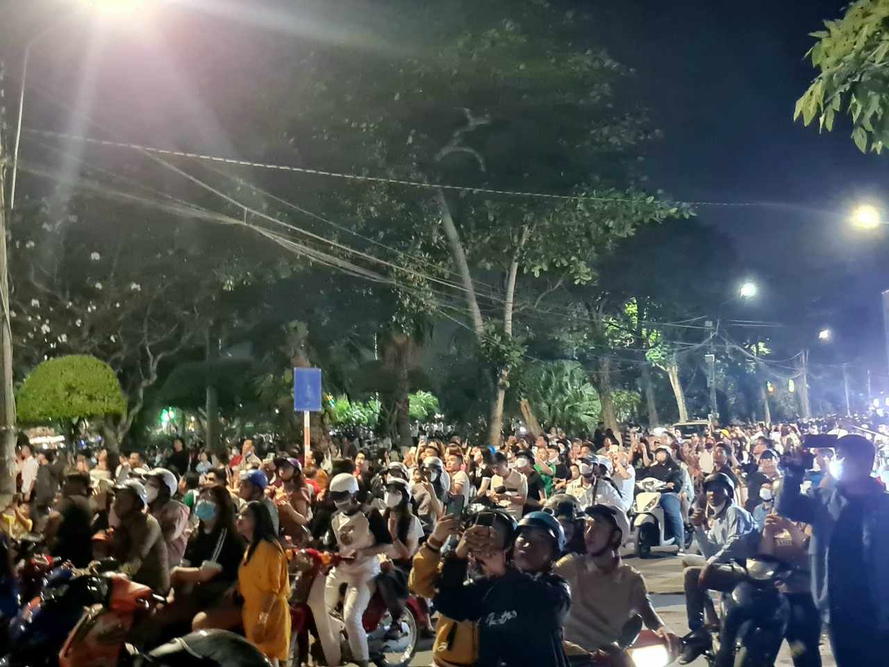 An Giang: Biển người phấn kh&iacute;ch với m&agrave;n ph&aacute;o hoa đ&oacute;n Tết- Ảnh 3.