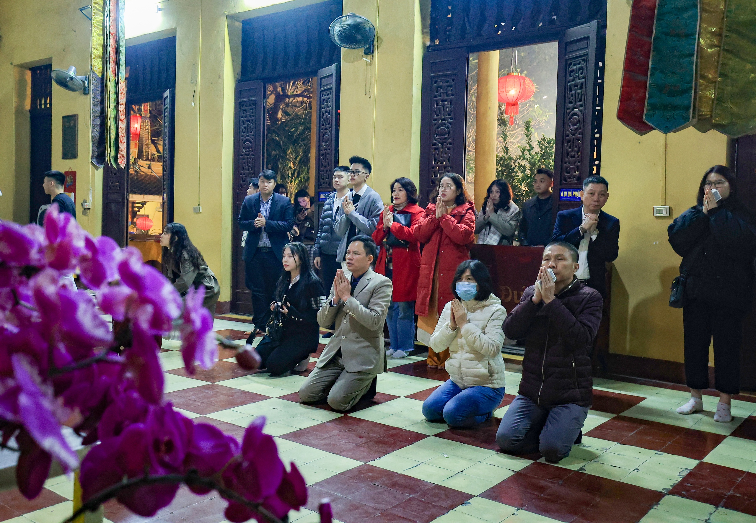 Sau giao thừa, người Hà Nội đi lễ chùa, mua muối, cầu bình an- Ảnh 12. Sau giao thừa, người Hà Nội đi lễ chùa, mua muối, cầu bình an- Ảnh 12.