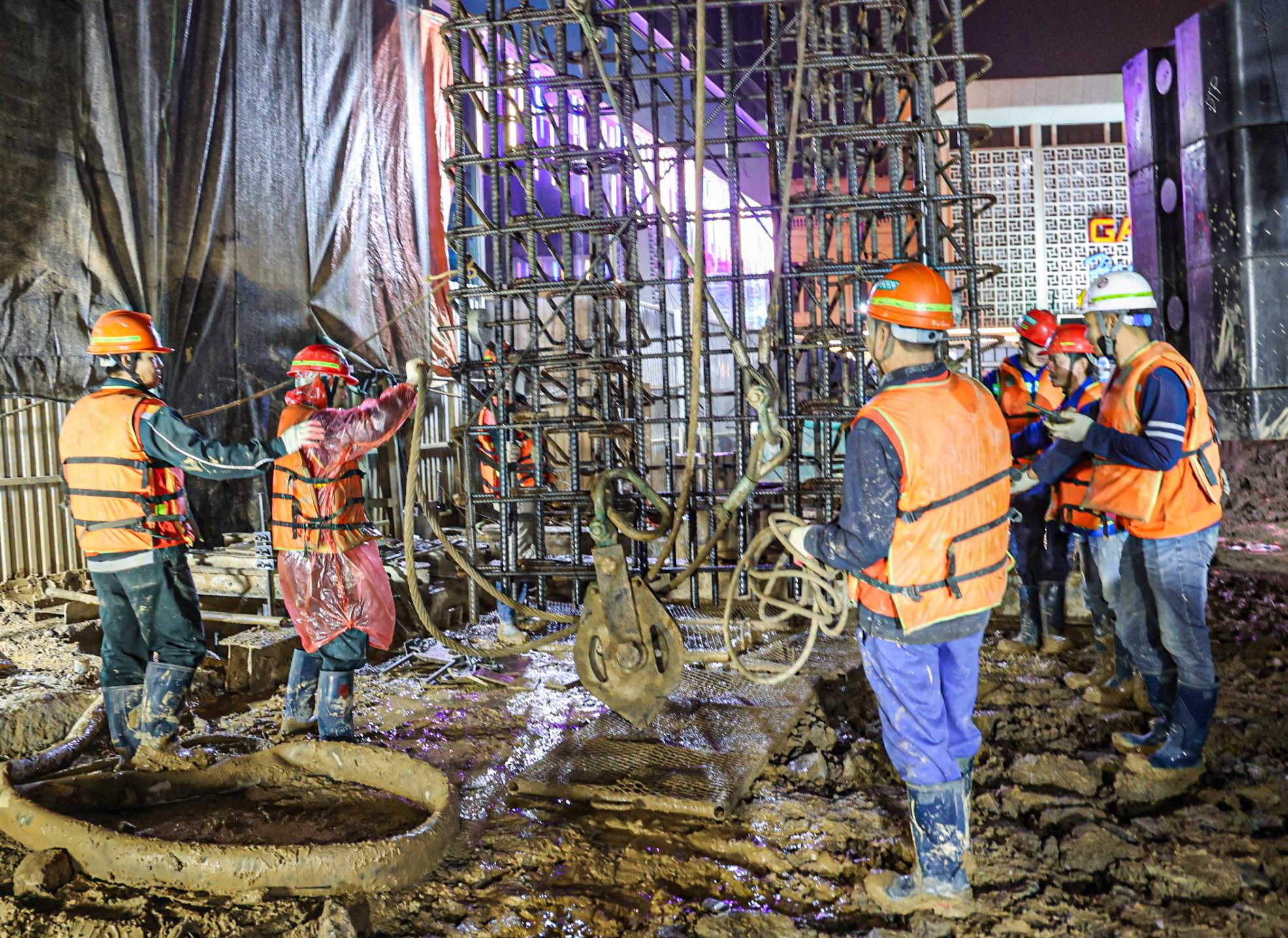 C&ocirc;ng trường thi c&ocirc;ng ga ngầm S12 metro Nhổn - ga H&agrave; Nội tất bật trong tối 30 Tết- Ảnh 10.