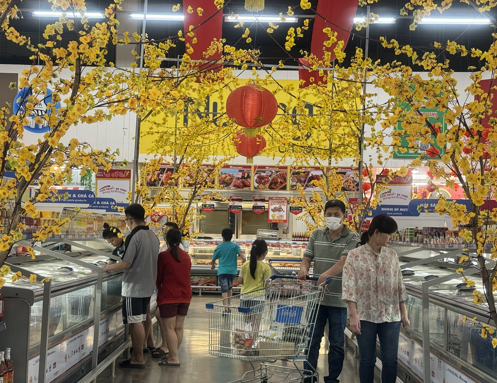 Nhộn nhịp mua sắm ng&agrave;y 30 Tết- Ảnh 8.