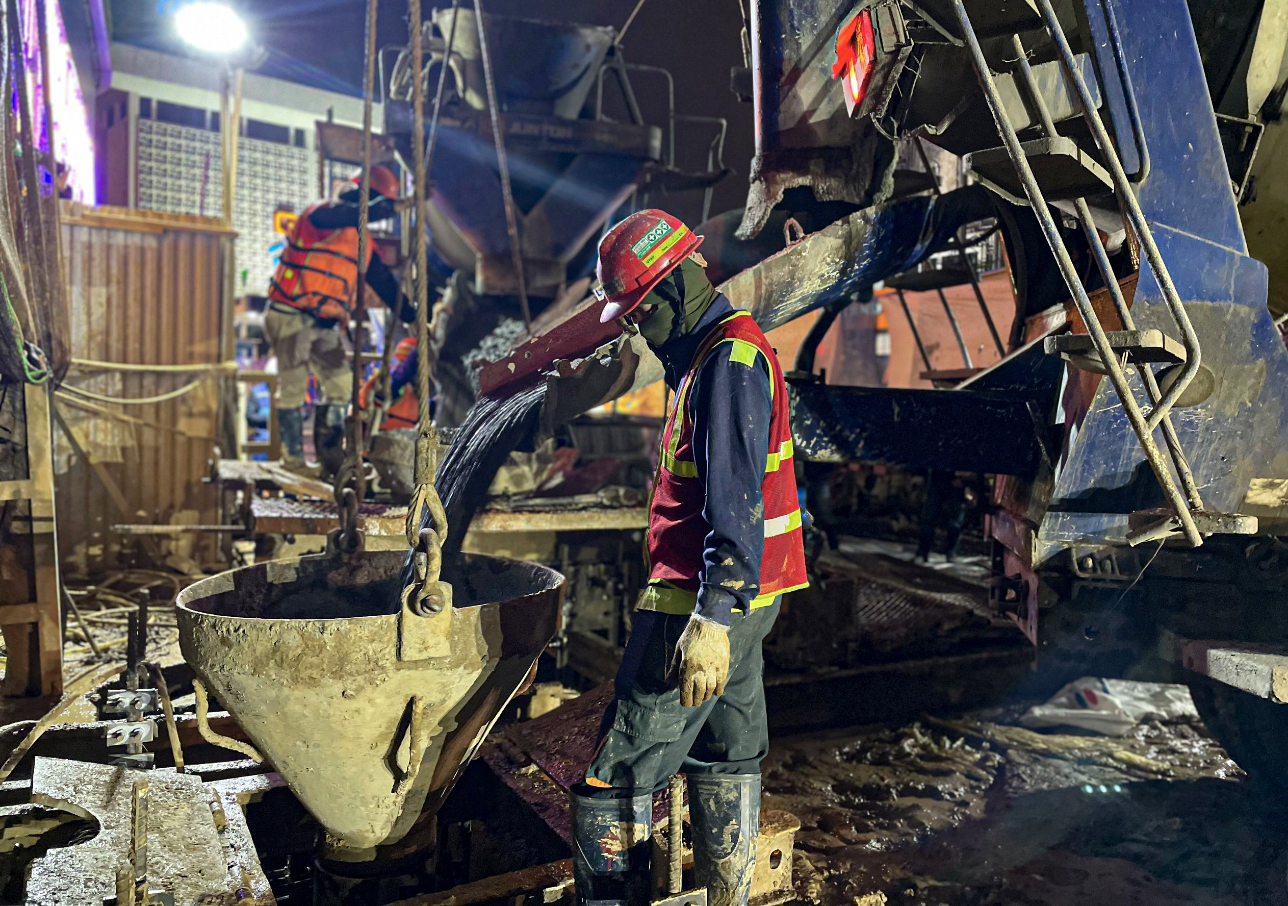 C&ocirc;ng trường thi c&ocirc;ng ga ngầm S12 metro Nhổn - ga H&agrave; Nội tất bật trong tối 30 Tết- Ảnh 4.