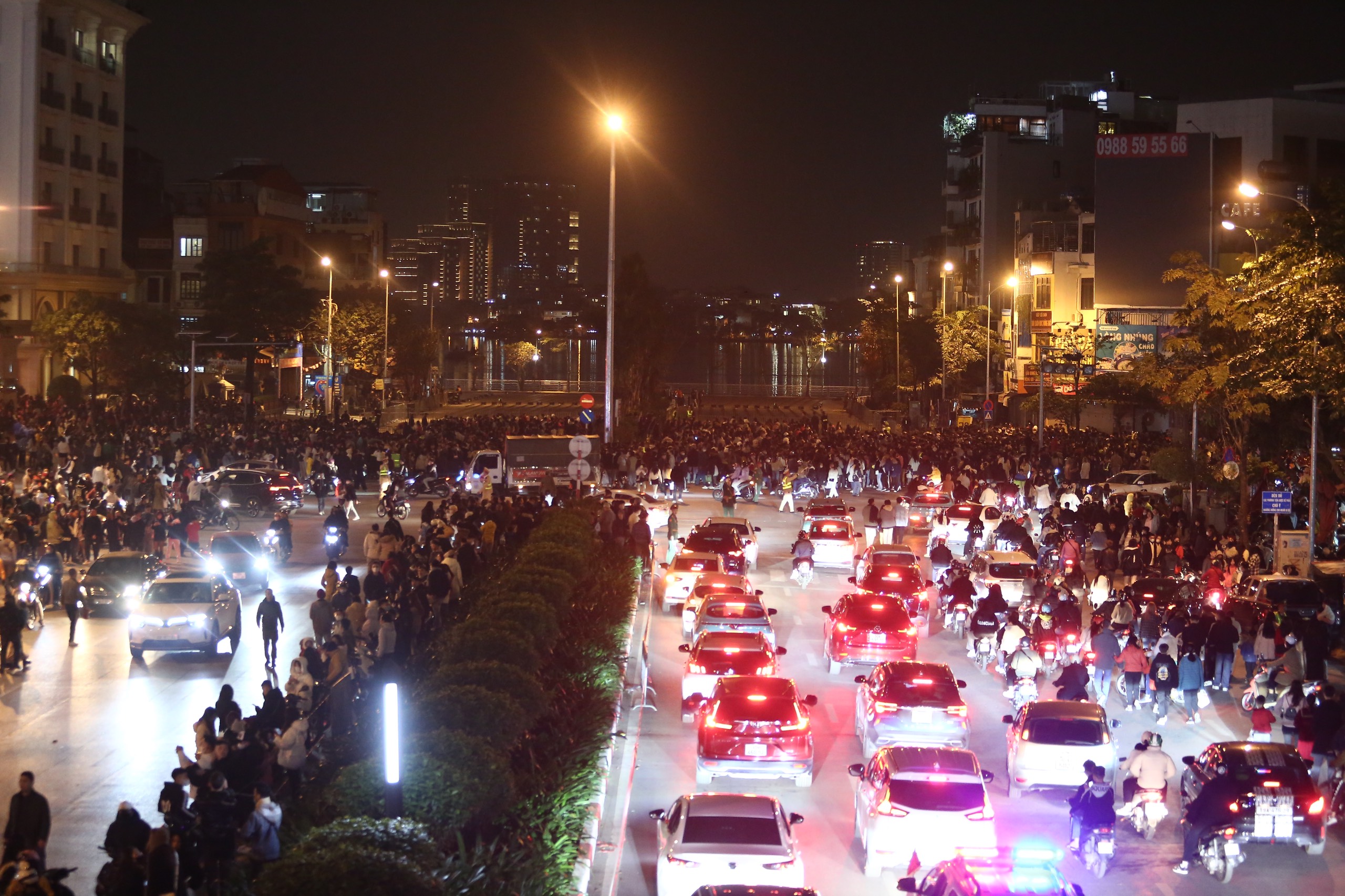 Người d&acirc;n n&ocirc; nức đổ ra đường đ&oacute;n giao thừa, xem ph&aacute;o hoa- Ảnh 15.