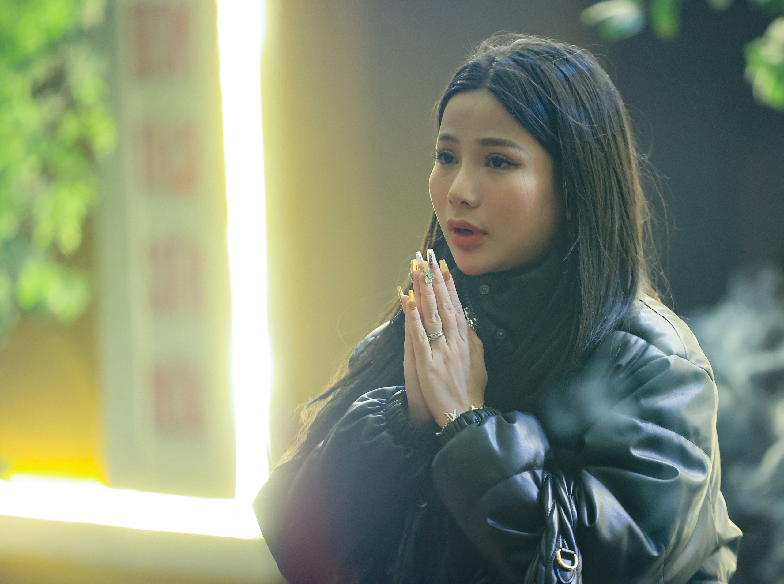 Sau giao thừa, người H&agrave; Nội đi lễ ch&ugrave;a, mua muối, cầu b&igrave;nh an- Ảnh 6.