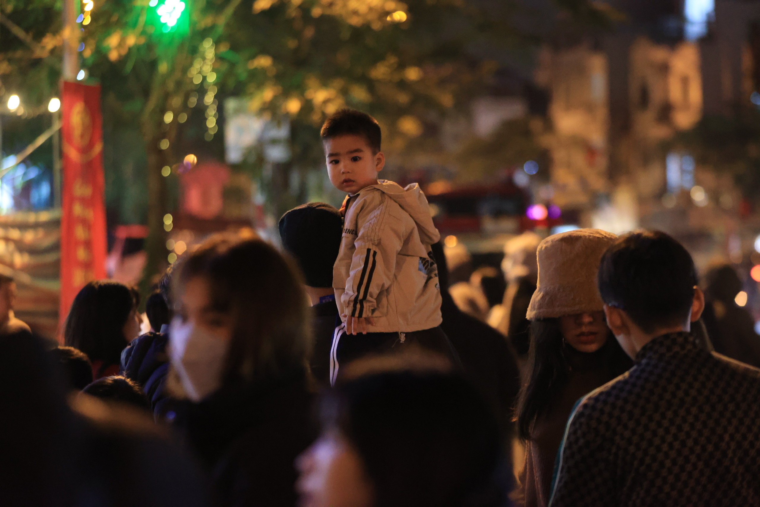 Người d&acirc;n n&ocirc; nức đổ ra đường đ&oacute;n giao thừa, xem ph&aacute;o hoa- Ảnh 9.