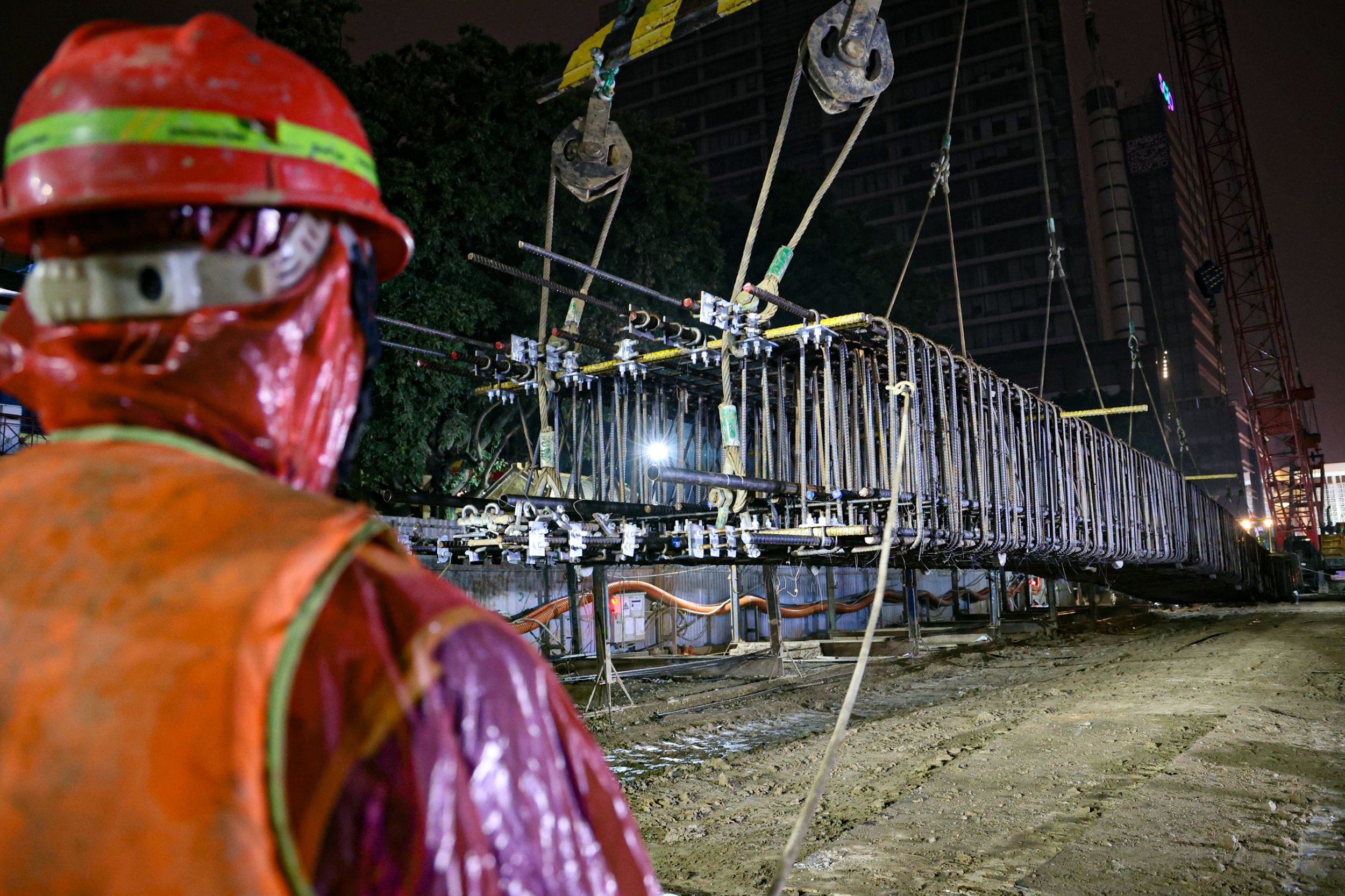 C&ocirc;ng trường thi c&ocirc;ng ga ngầm S12 metro Nhổn - ga H&agrave; Nội tất bật trong tối 30 Tết- Ảnh 9.