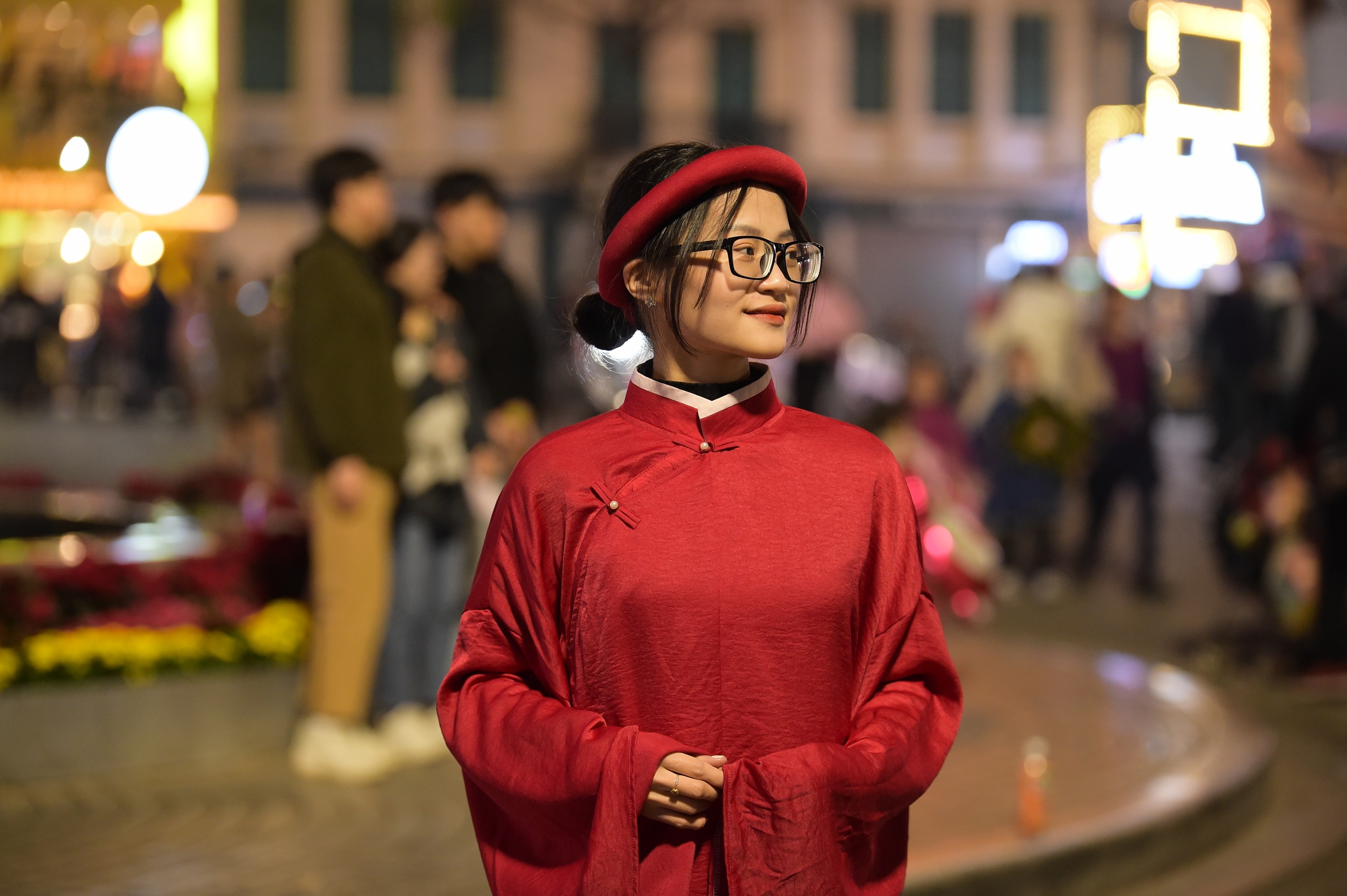 Người d&acirc;n n&ocirc; nức đổ ra đường đ&oacute;n giao thừa, xem ph&aacute;o hoa- Ảnh 4.