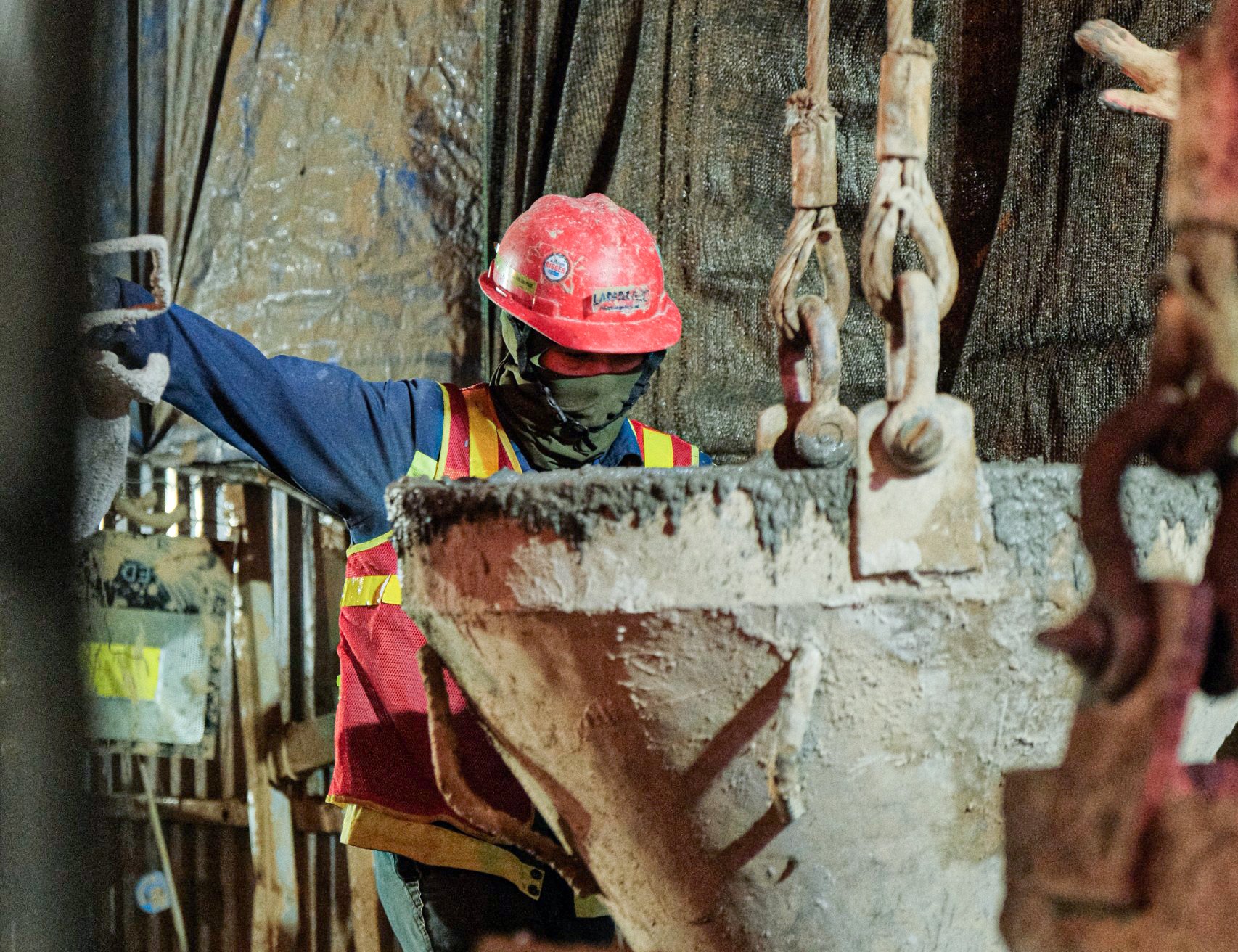 C&ocirc;ng trường thi c&ocirc;ng ga ngầm S12 metro Nhổn - ga H&agrave; Nội tất bật trong tối 30 Tết- Ảnh 3.