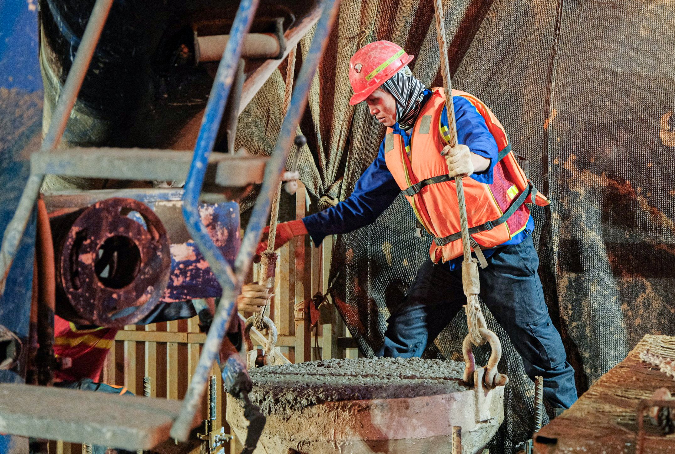 C&ocirc;ng trường thi c&ocirc;ng ga ngầm S12 metro Nhổn - ga H&agrave; Nội tất bật trong tối 30 Tết- Ảnh 6.