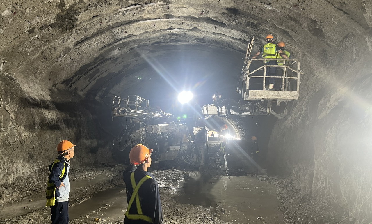 Miệt mài thi công cao tốc Quảng Ngãi - Hoài Nhơn xuyên giao thừa- Ảnh 1. Miệt mài thi công cao tốc Quảng Ngãi - Hoài Nhơn xuyên giao thừa- Ảnh 1.