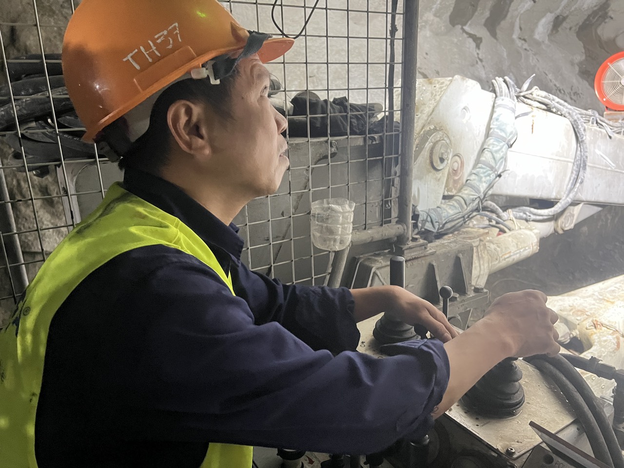 Miệt mài thi công cao tốc Quảng Ngãi - Hoài Nhơn xuyên giao thừa- Ảnh 9. Miệt mài thi công cao tốc Quảng Ngãi - Hoài Nhơn xuyên giao thừa- Ảnh 9.