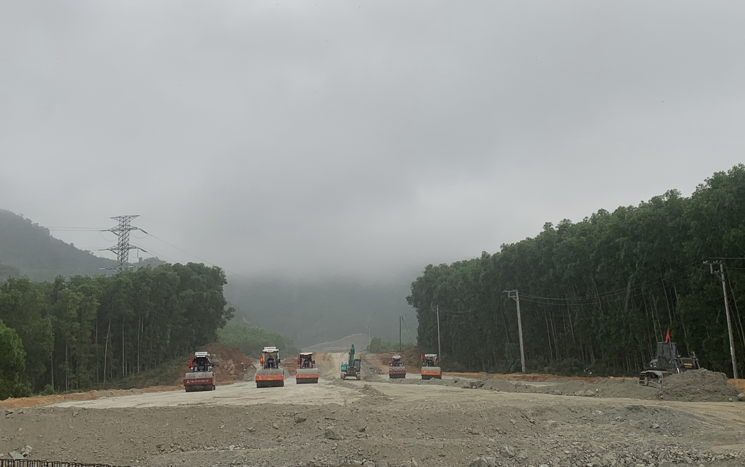 Miệt mài thi công cao tốc Quảng Ngãi - Hoài Nhơn xuyên giao thừa- Ảnh 12. Miệt mài thi công cao tốc Quảng Ngãi - Hoài Nhơn xuyên giao thừa- Ảnh 12.