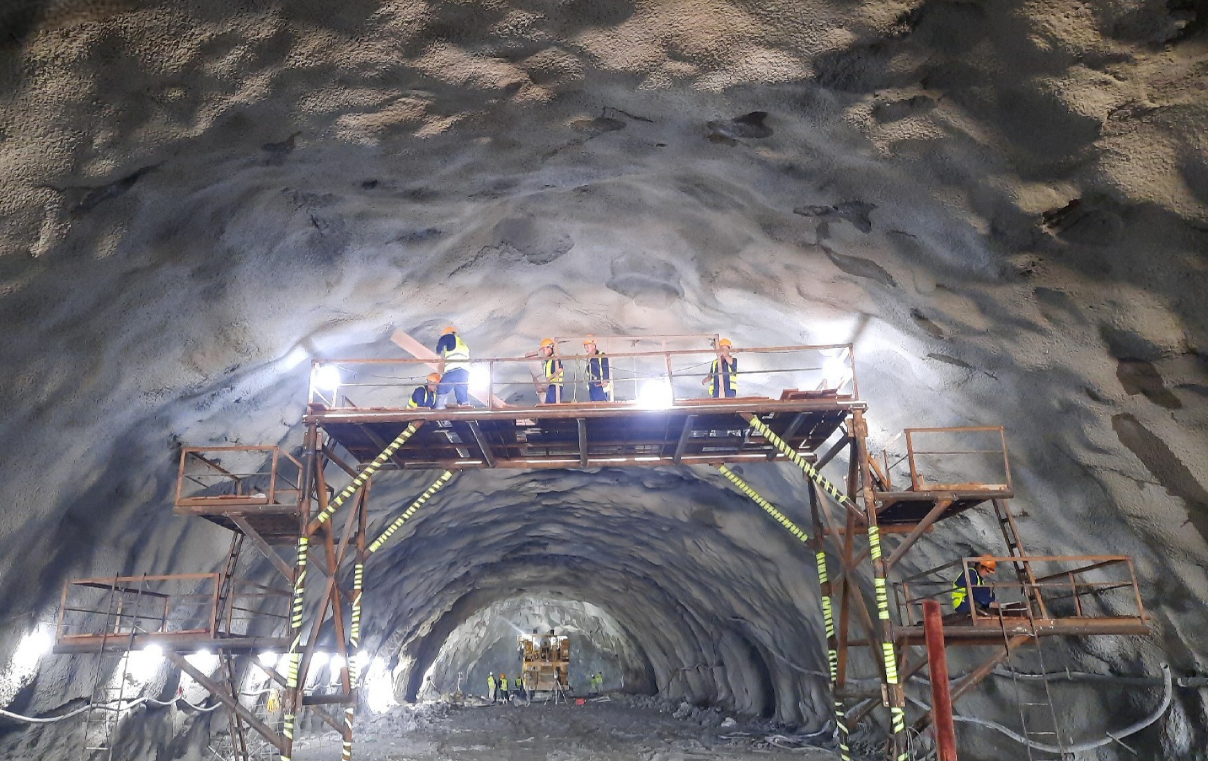 Miệt mài thi công cao tốc Quảng Ngãi - Hoài Nhơn xuyên giao thừa- Ảnh 2. Miệt mài thi công cao tốc Quảng Ngãi - Hoài Nhơn xuyên giao thừa- Ảnh 2.