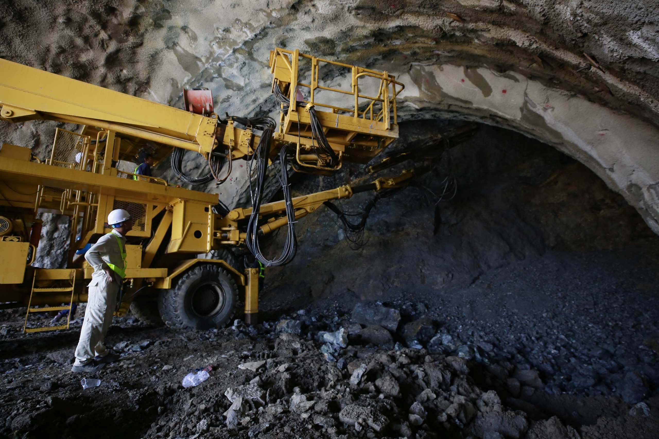 Miệt mài thi công cao tốc Quảng Ngãi - Hoài Nhơn xuyên giao thừa- Ảnh 3. Miệt mài thi công cao tốc Quảng Ngãi - Hoài Nhơn xuyên giao thừa- Ảnh 3.