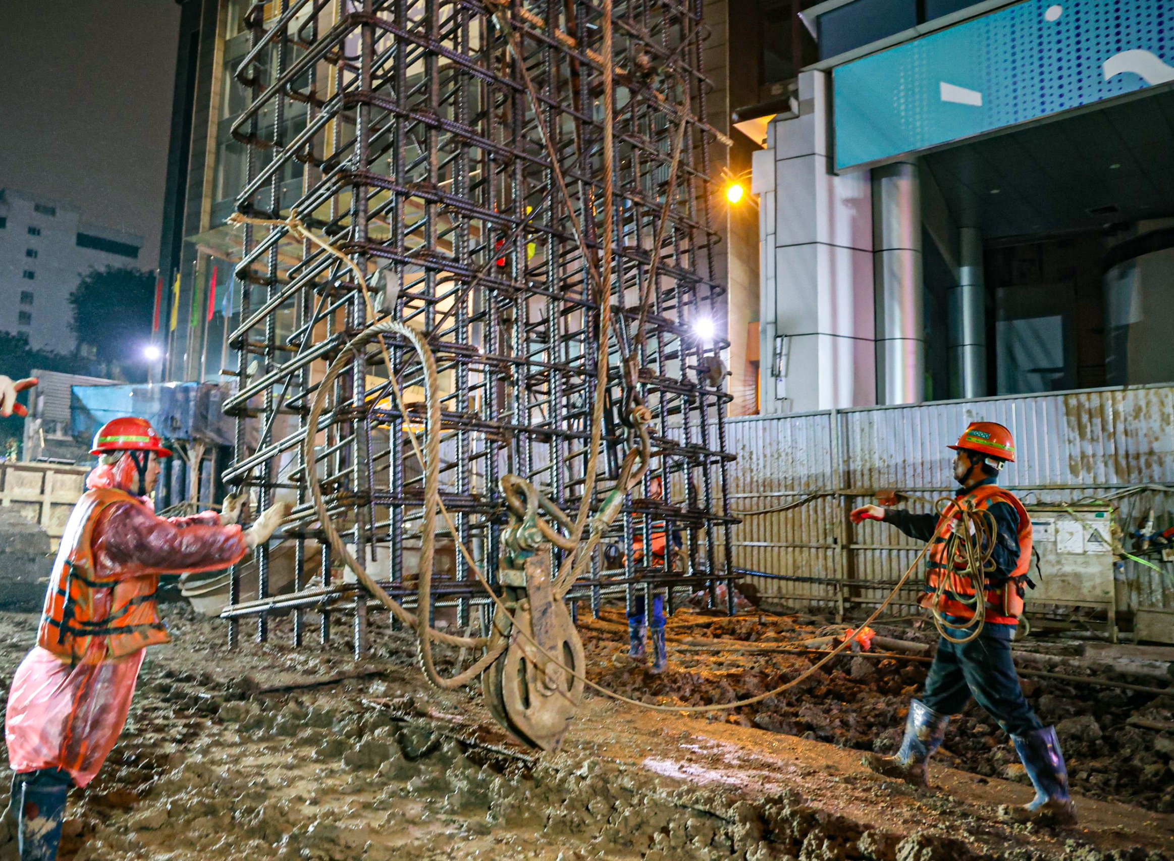 C&ocirc;ng trường thi c&ocirc;ng ga ngầm S12 metro Nhổn - ga H&agrave; Nội tất bật trong tối 30 Tết- Ảnh 11.