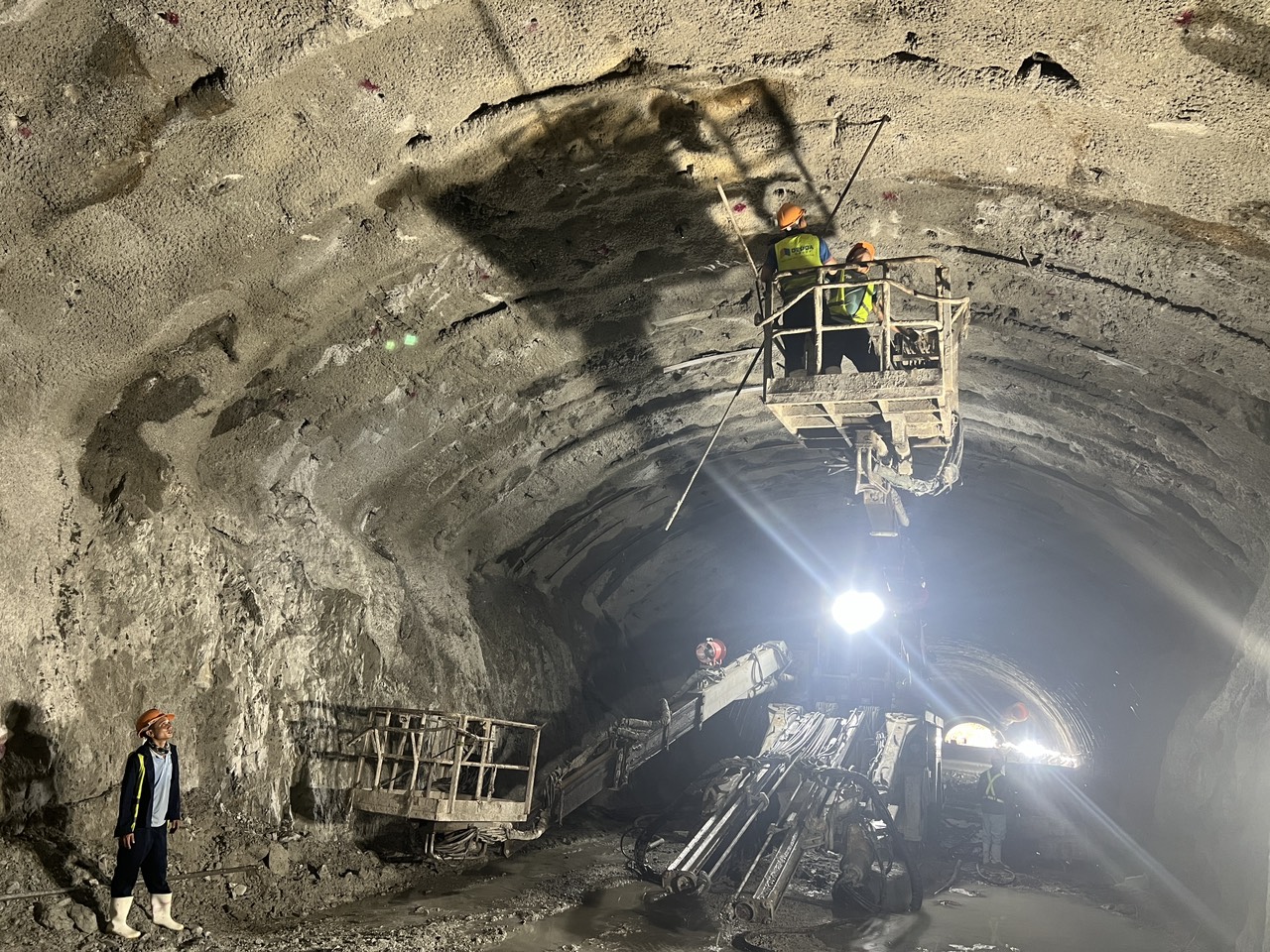 Miệt mài thi công cao tốc Quảng Ngãi - Hoài Nhơn xuyên giao thừa- Ảnh 6. Miệt mài thi công cao tốc Quảng Ngãi - Hoài Nhơn xuyên giao thừa- Ảnh 6.