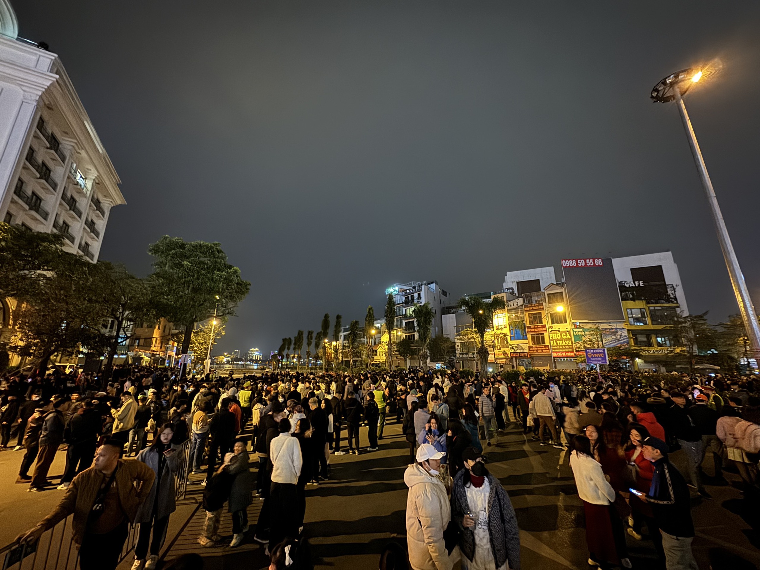 Người d&acirc;n n&ocirc; nức đổ ra đường đ&oacute;n giao thừa, xem ph&aacute;o hoa- Ảnh 17.