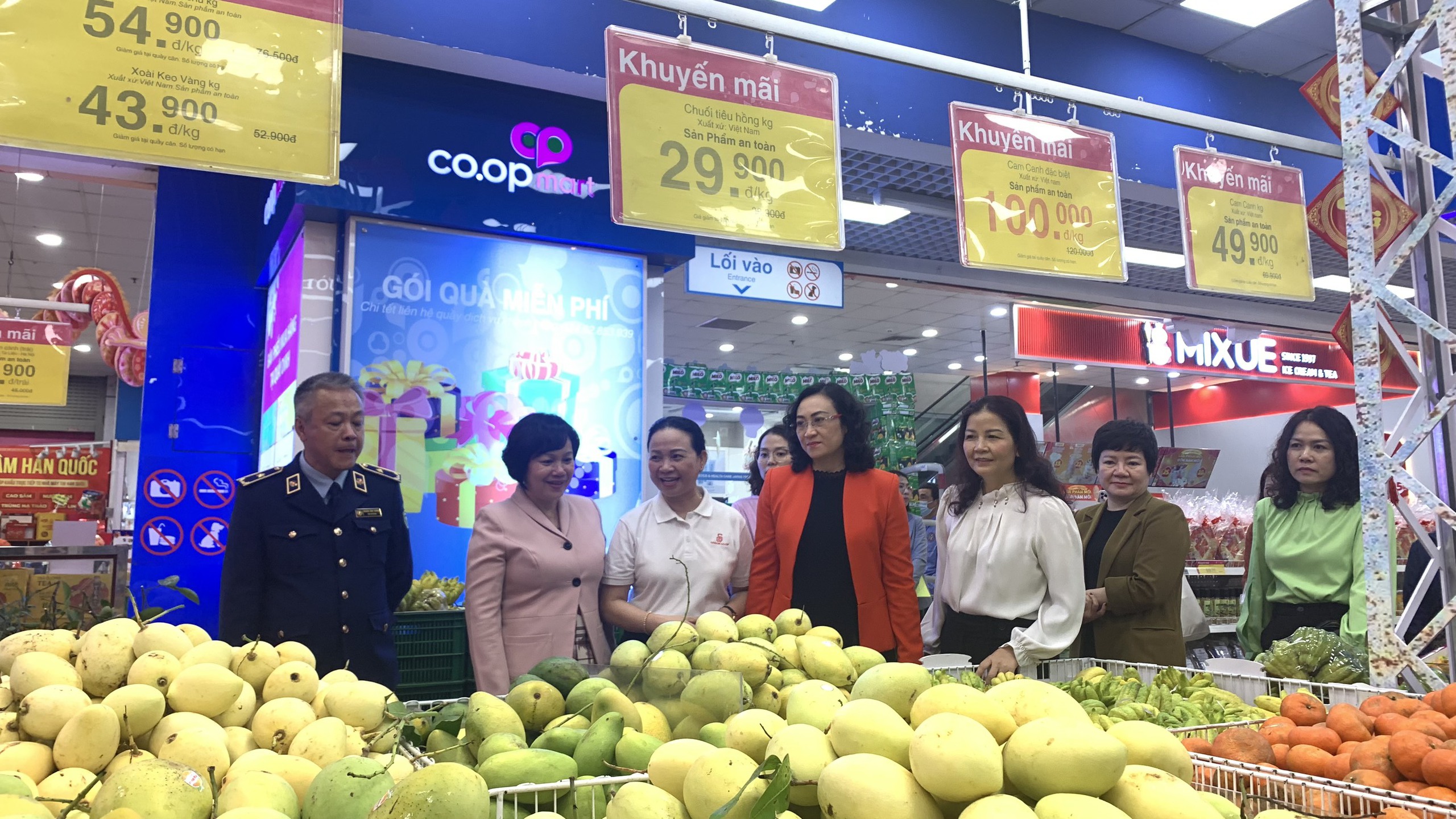 Người d&acirc;n mua sắm đ&ocirc;ng đ&uacute;c ng&agrave;y 30 Tết- Ảnh 1.