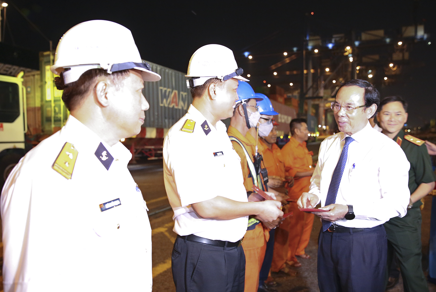 Tổng công ty Tân Cảng Sài Gòn phát lệnh làm hàng đầu xuân Giáp Thìn 2024- Ảnh 3. Tổng công ty Tân Cảng Sài Gòn phát lệnh làm hàng đầu xuân Giáp Thìn 2024- Ảnh 3.