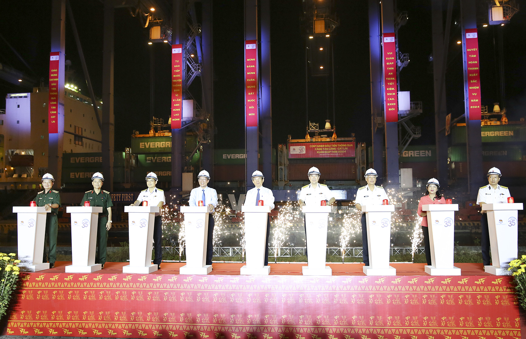 Tổng công ty Tân Cảng Sài Gòn phát lệnh làm hàng đầu xuân Giáp Thìn 2024- Ảnh 1. Tổng công ty Tân Cảng Sài Gòn phát lệnh làm hàng đầu xuân Giáp Thìn 2024- Ảnh 1.