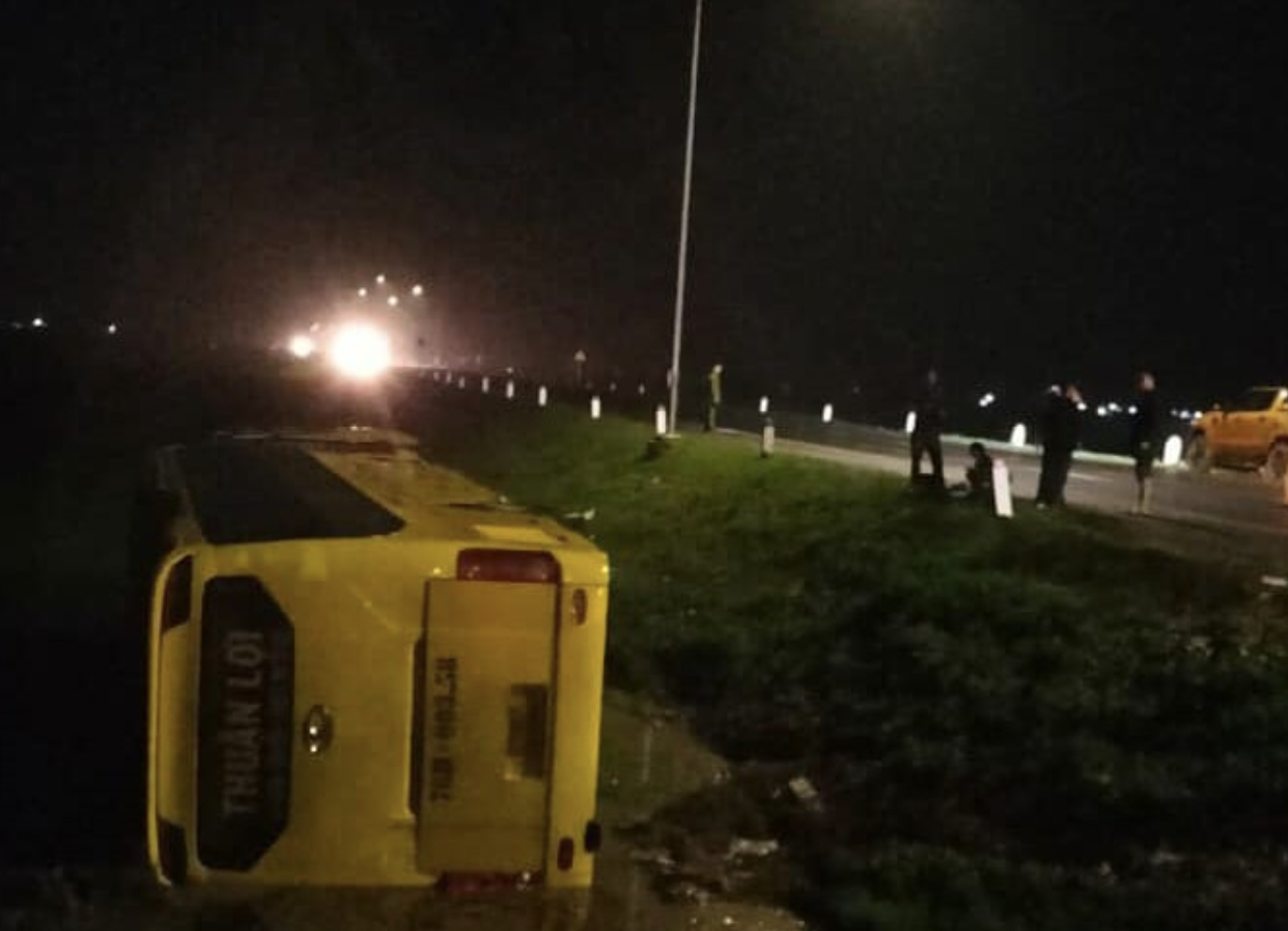 Xe chở 39 khách lao xuống ruộng trong đêm sau tai nạn có còn hạn kiểm định?- Ảnh 1. Xe chở 39 khách lao xuống ruộng trong đêm sau tai nạn có còn hạn kiểm định?- Ảnh 1.