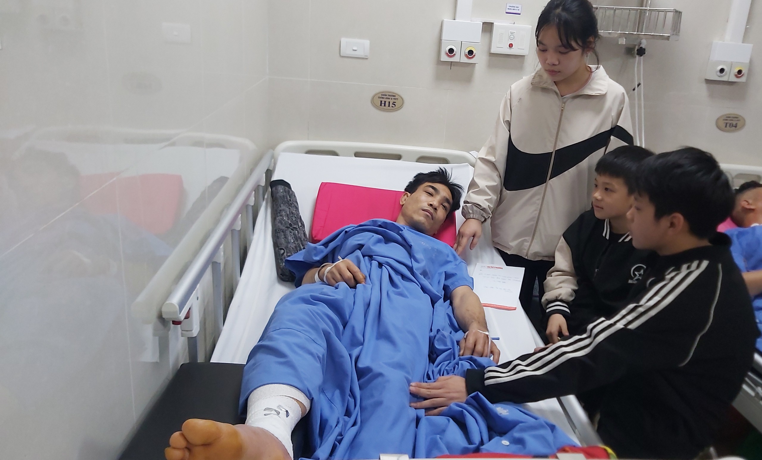 Xót lòng cảnh 3 đứa trẻ chăm bố bị TNGT ngày 30 Tết- Ảnh 1. Xót lòng cảnh 3 đứa trẻ chăm bố bị TNGT ngày 30 Tết- Ảnh 1.