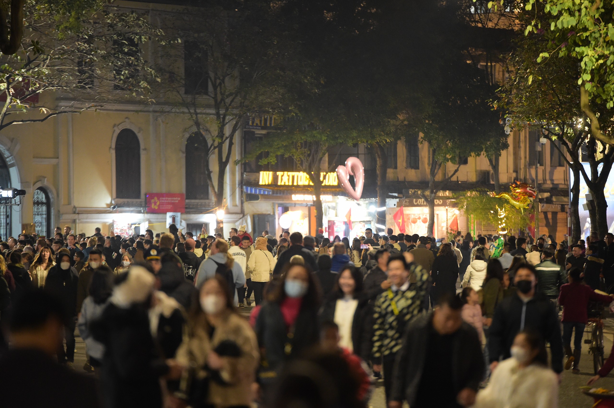 Người d&acirc;n n&ocirc; nức đổ ra đường đ&oacute;n giao thừa, xem ph&aacute;o hoa- Ảnh 8.