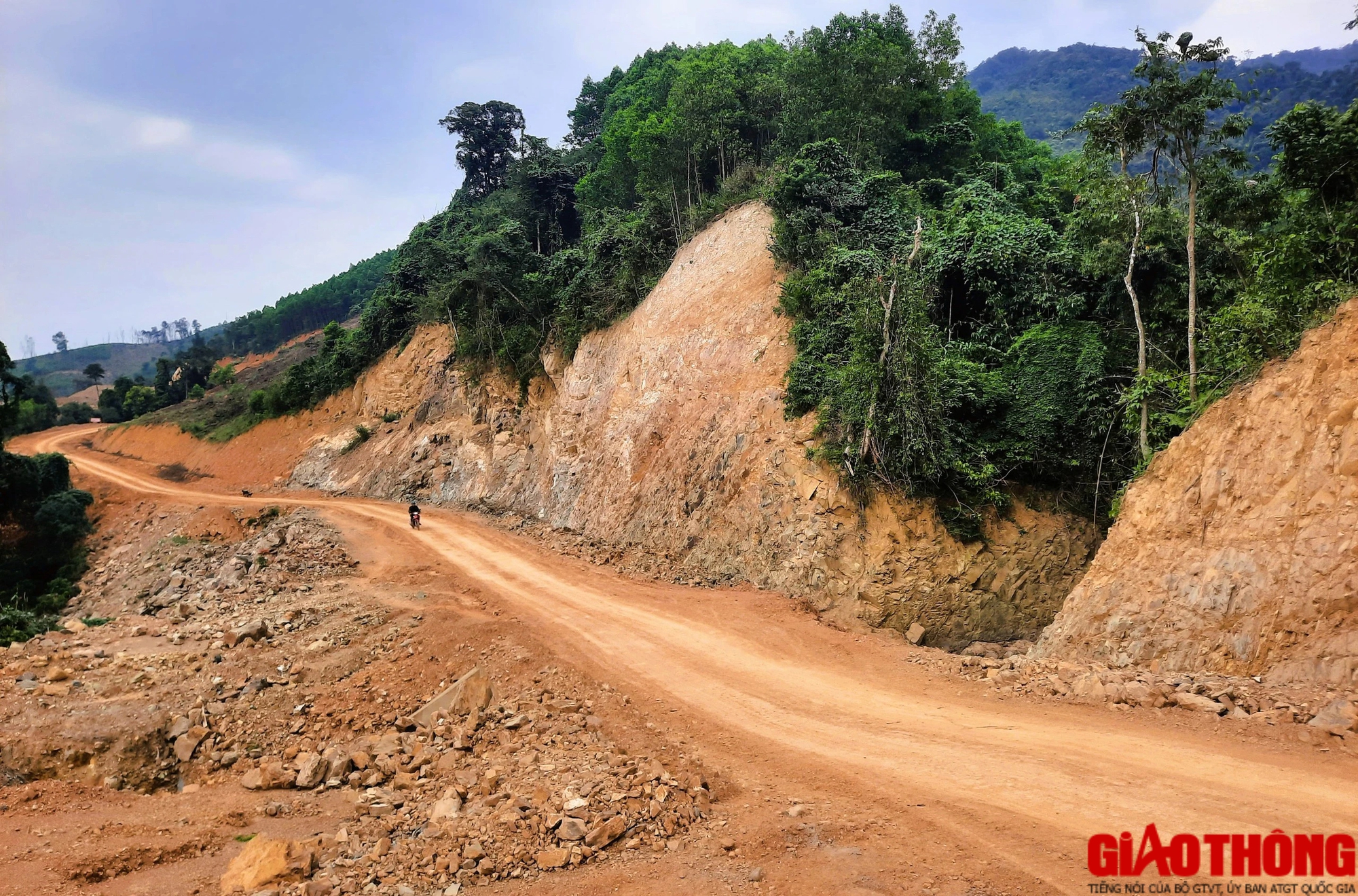 Tuyến nối 2 nh&aacute;nh đường Hồ Ch&iacute; Minh ở Quảng Trị đang thi c&ocirc;ng thế n&agrave;o?- Ảnh 1.