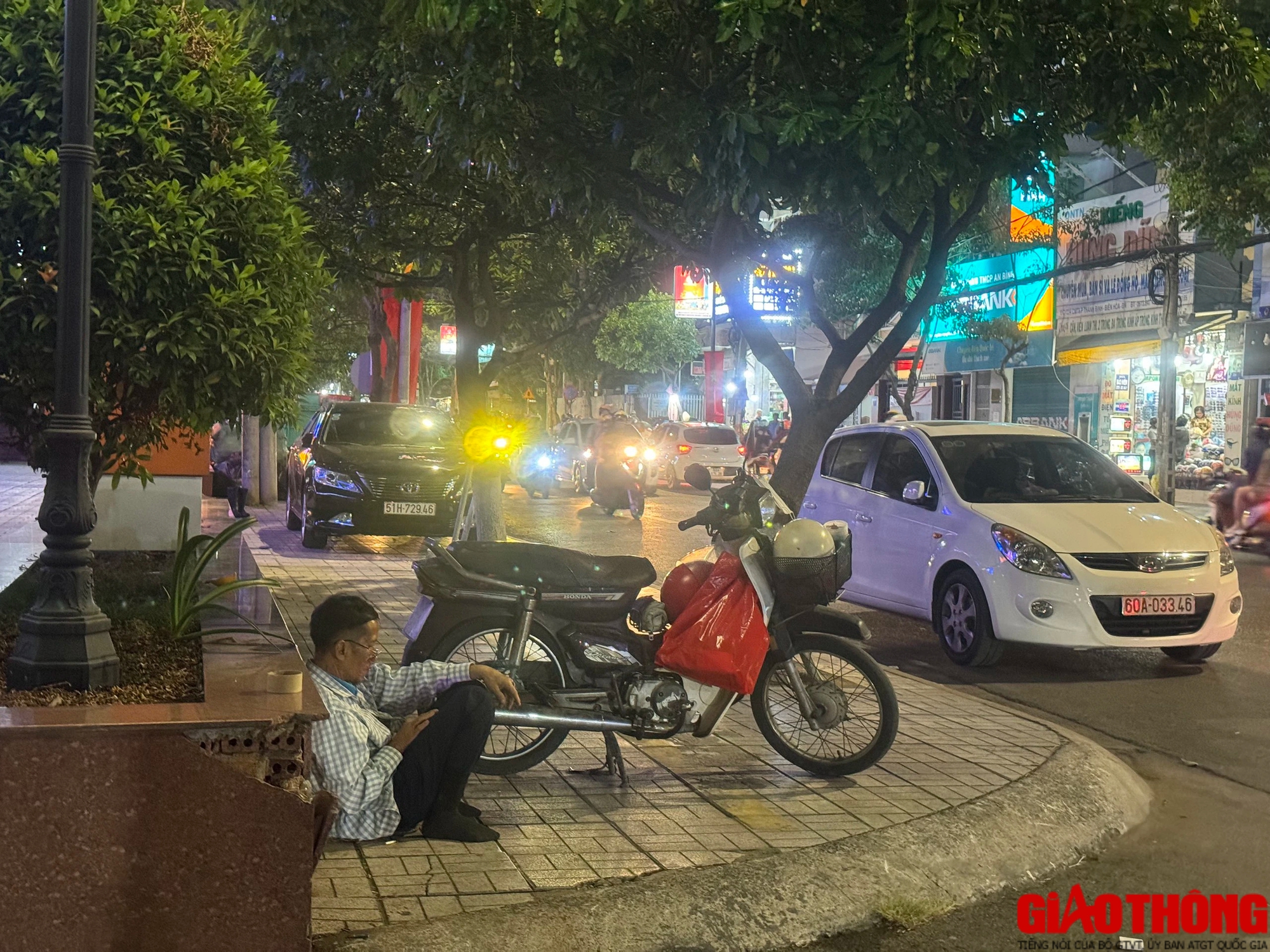 Những phận người tất bật mưu sinh đ&ecirc;m Giao thừa- Ảnh 1.