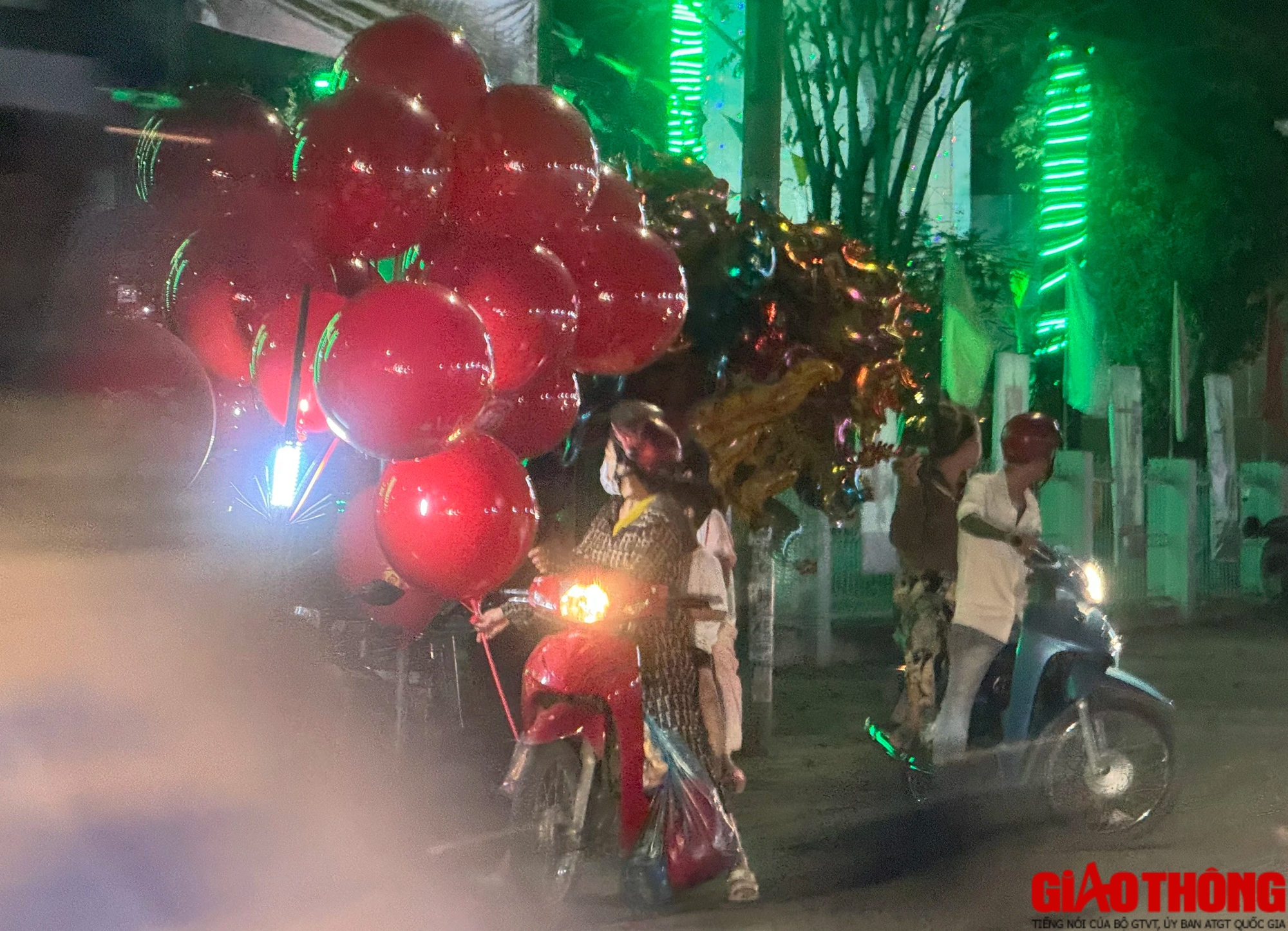 Những phận người tất bật mưu sinh đ&ecirc;m Giao thừa- Ảnh 3.