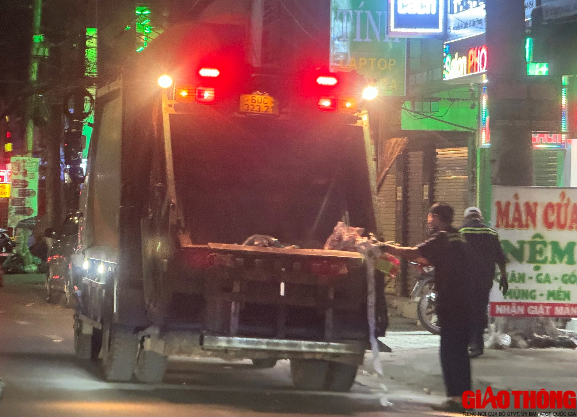 Những phận người tất bật mưu sinh đ&ecirc;m Giao thừa- Ảnh 8.