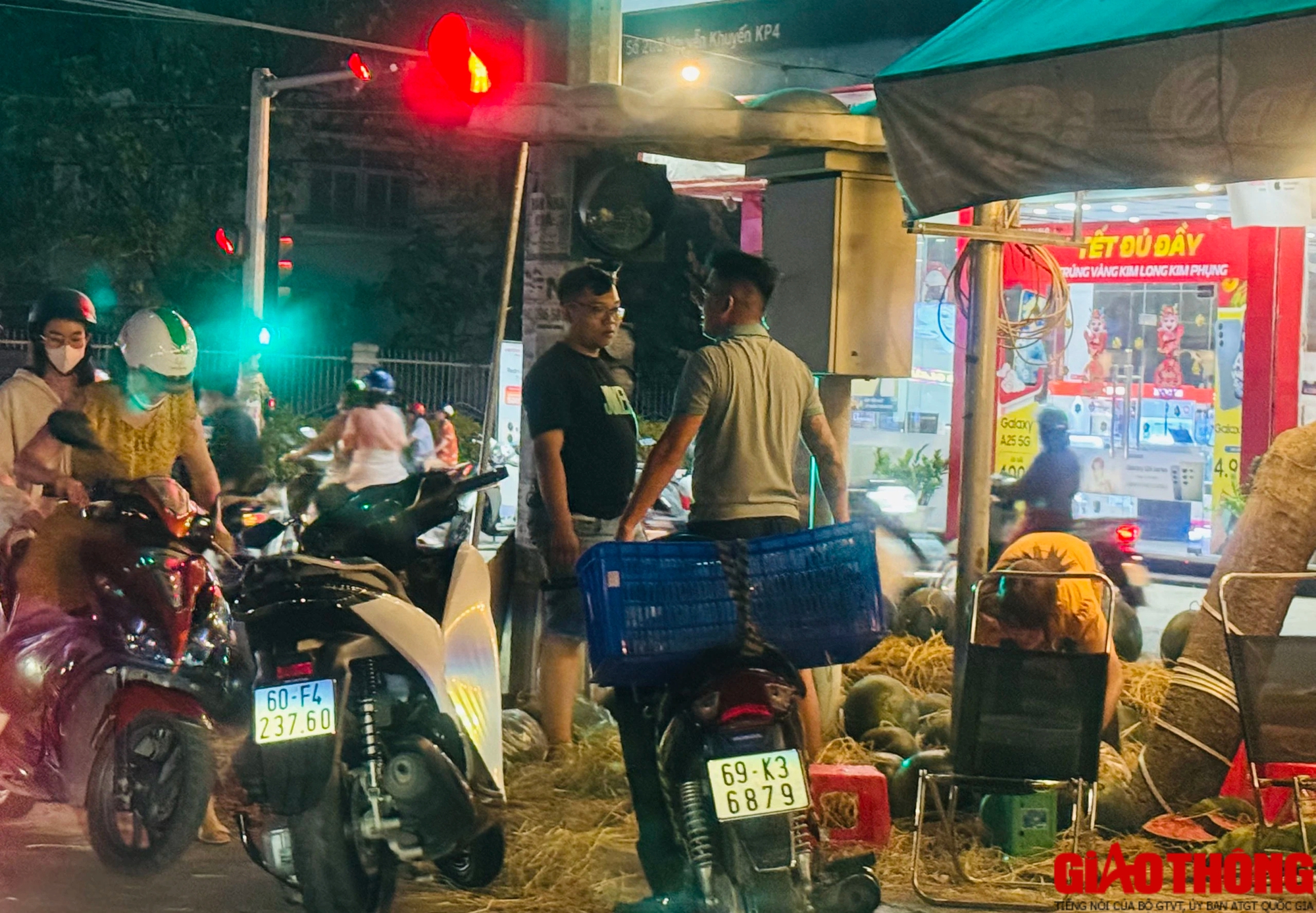 Những phận người tất bật mưu sinh đ&ecirc;m Giao thừa- Ảnh 9.