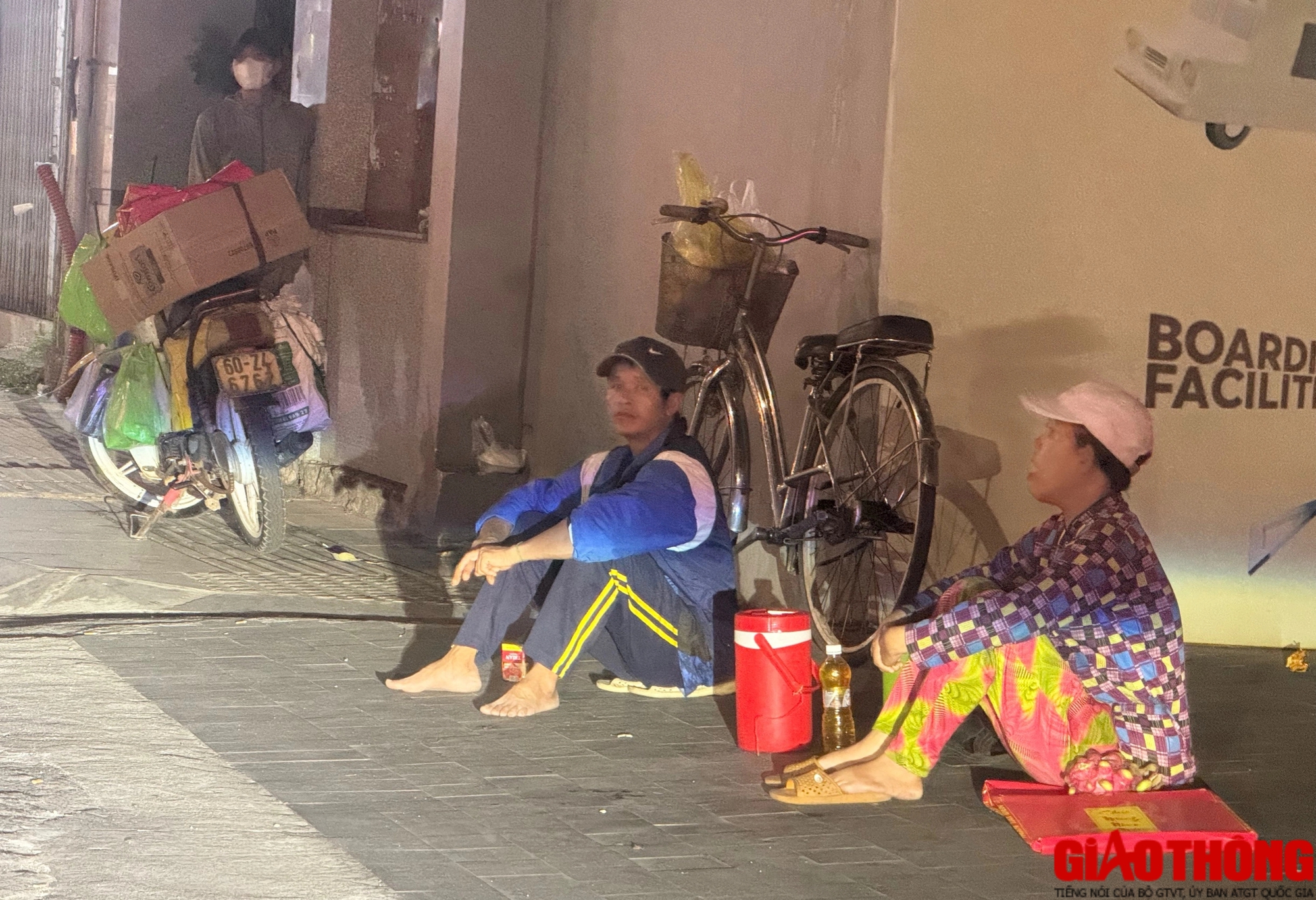 Những phận người tất bật mưu sinh đ&ecirc;m Giao thừa- Ảnh 10.