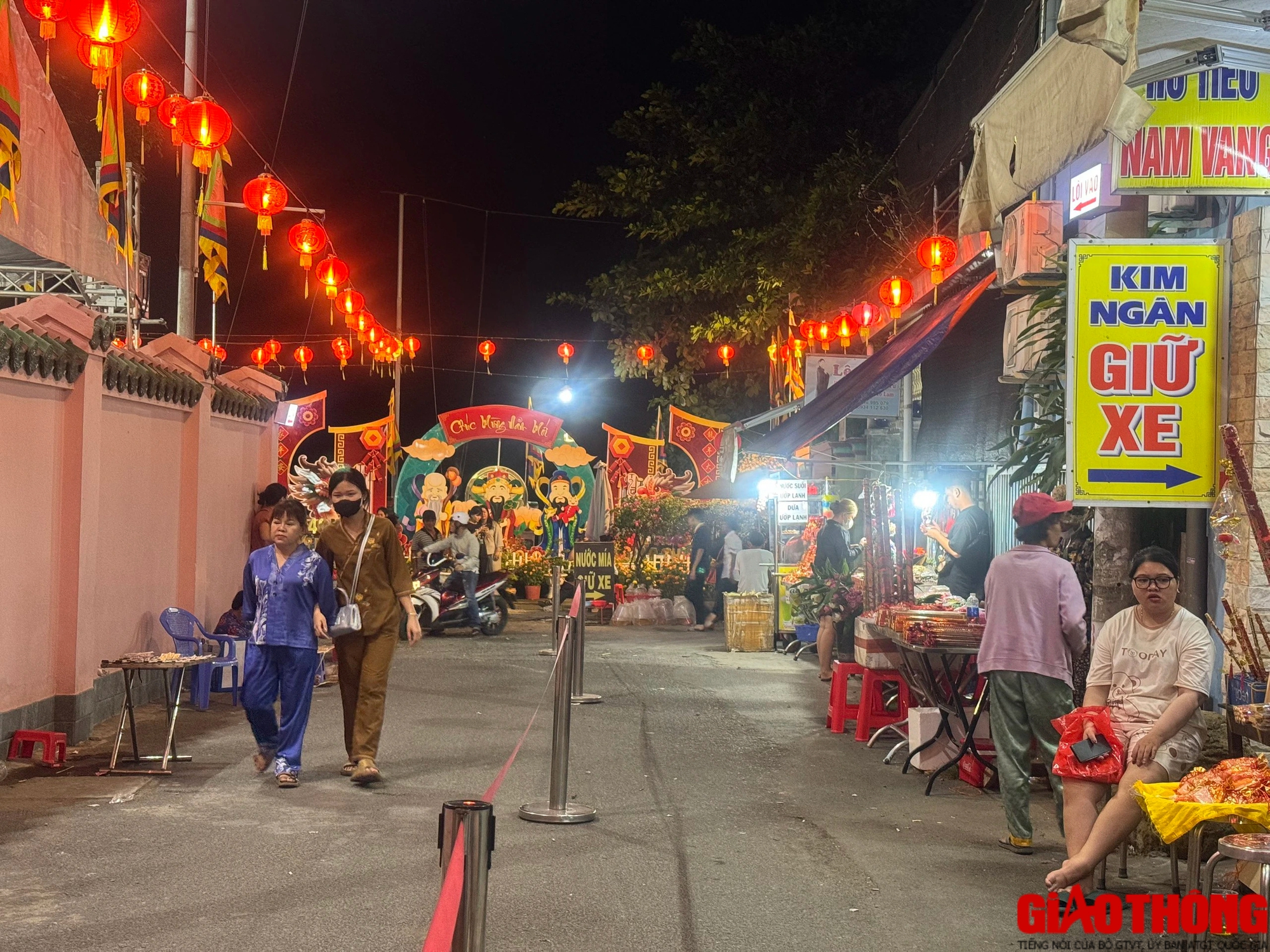 Người d&acirc;n Đồng Nai n&ocirc; nức đi lễ ch&ugrave;a đầu năm- Ảnh 1.
