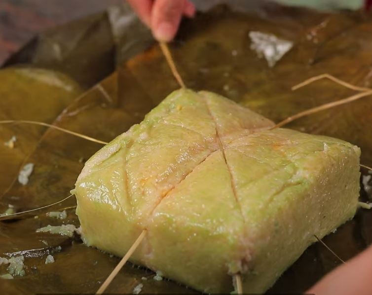 Cắt b&aacute;nh chưng d&ugrave;ng lạt hay dao dễ v&agrave; đẹp hơn, người trẻ chọn c&aacute;ch n&agrave;y- Ảnh 3.