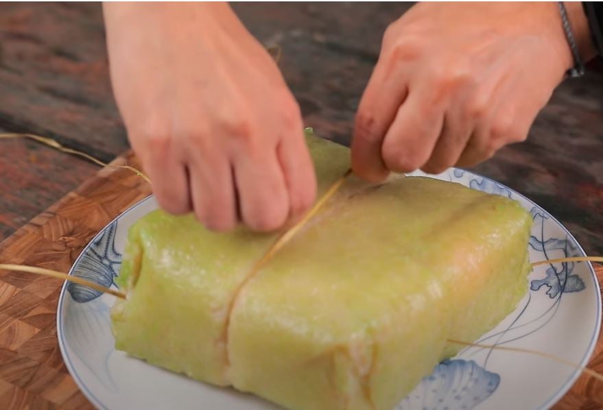 Cắt b&aacute;nh chưng d&ugrave;ng lạt hay dao dễ v&agrave; đẹp hơn, người trẻ chọn c&aacute;ch n&agrave;y- Ảnh 5.
