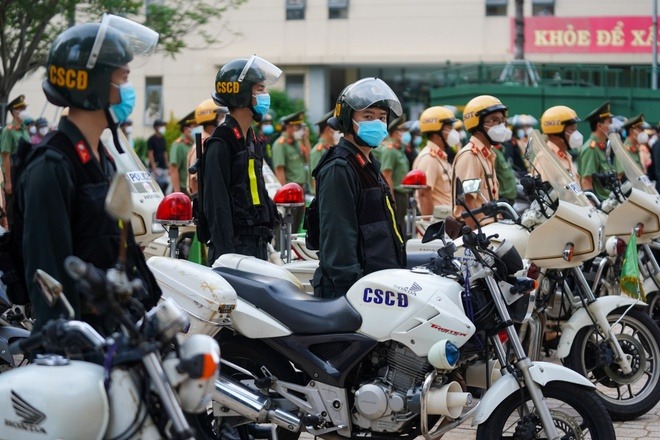 Đề xuất cấm c&aacute;n bộ, chiến sĩ c&ocirc;ng an để tay v&agrave;o t&uacute;i quần hoặc t&uacute;i &aacute;o khi l&agrave;m nhiệm vụ- Ảnh 1.