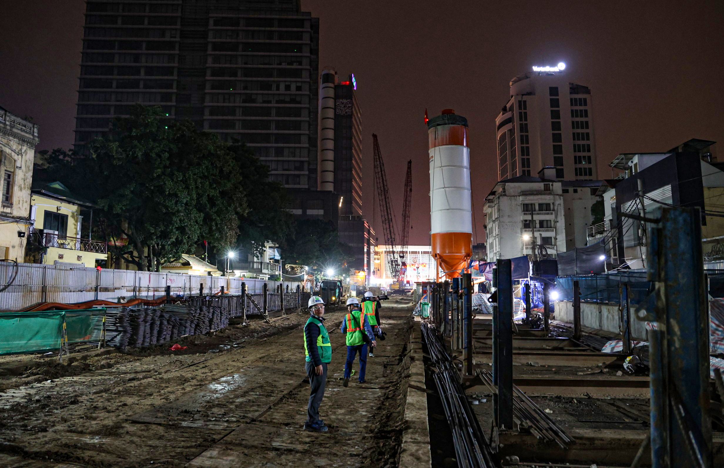 C&ocirc;ng trường thi c&ocirc;ng ga ngầm S12 metro Nhổn - ga H&agrave; Nội tất bật trong tối 30 Tết- Ảnh 1.