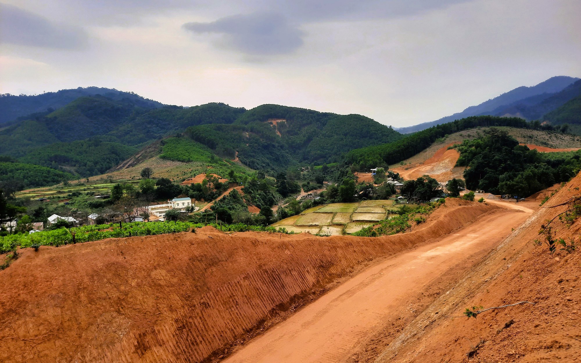Cận cảnh tuyến nối hai nhánh đường Hồ Chí Minh vừa được lùi hạn hoàn thành sang 2026- Ảnh 15. Tuyến nối 2 nhánh đường Hồ Chí Minh ở Quảng Trị đang thi công thế nào?