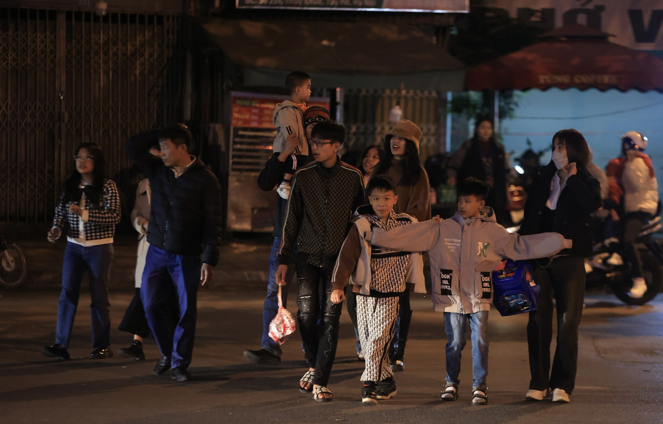 Người d&acirc;n n&ocirc; nức đổ ra đường đ&oacute;n giao thừa, xem ph&aacute;o hoa- Ảnh 11.