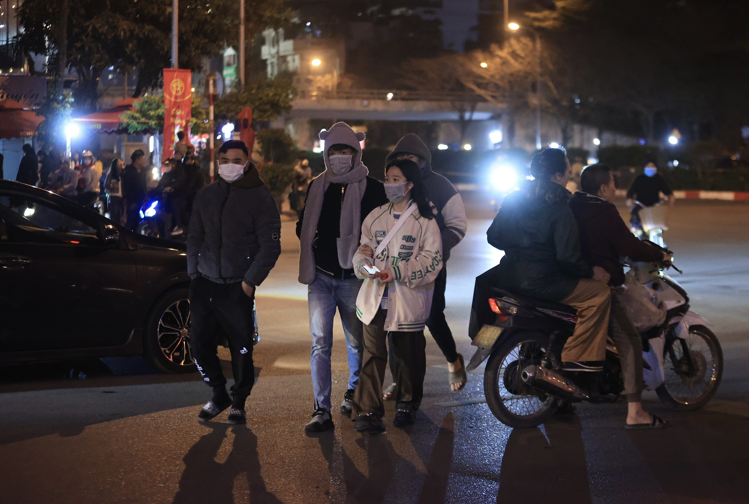 Người d&acirc;n n&ocirc; nức đổ ra đường đ&oacute;n giao thừa, xem ph&aacute;o hoa- Ảnh 10.