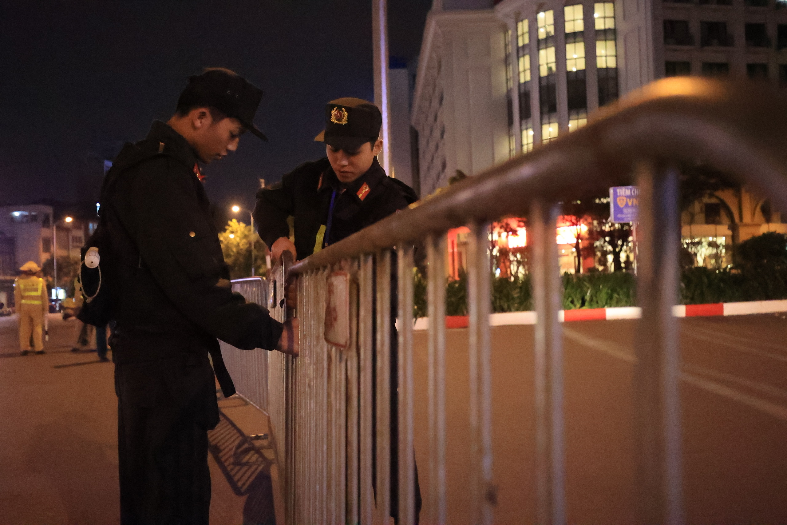 Người d&acirc;n n&ocirc; nức đổ ra đường đ&oacute;n giao thừa, xem ph&aacute;o hoa- Ảnh 13.