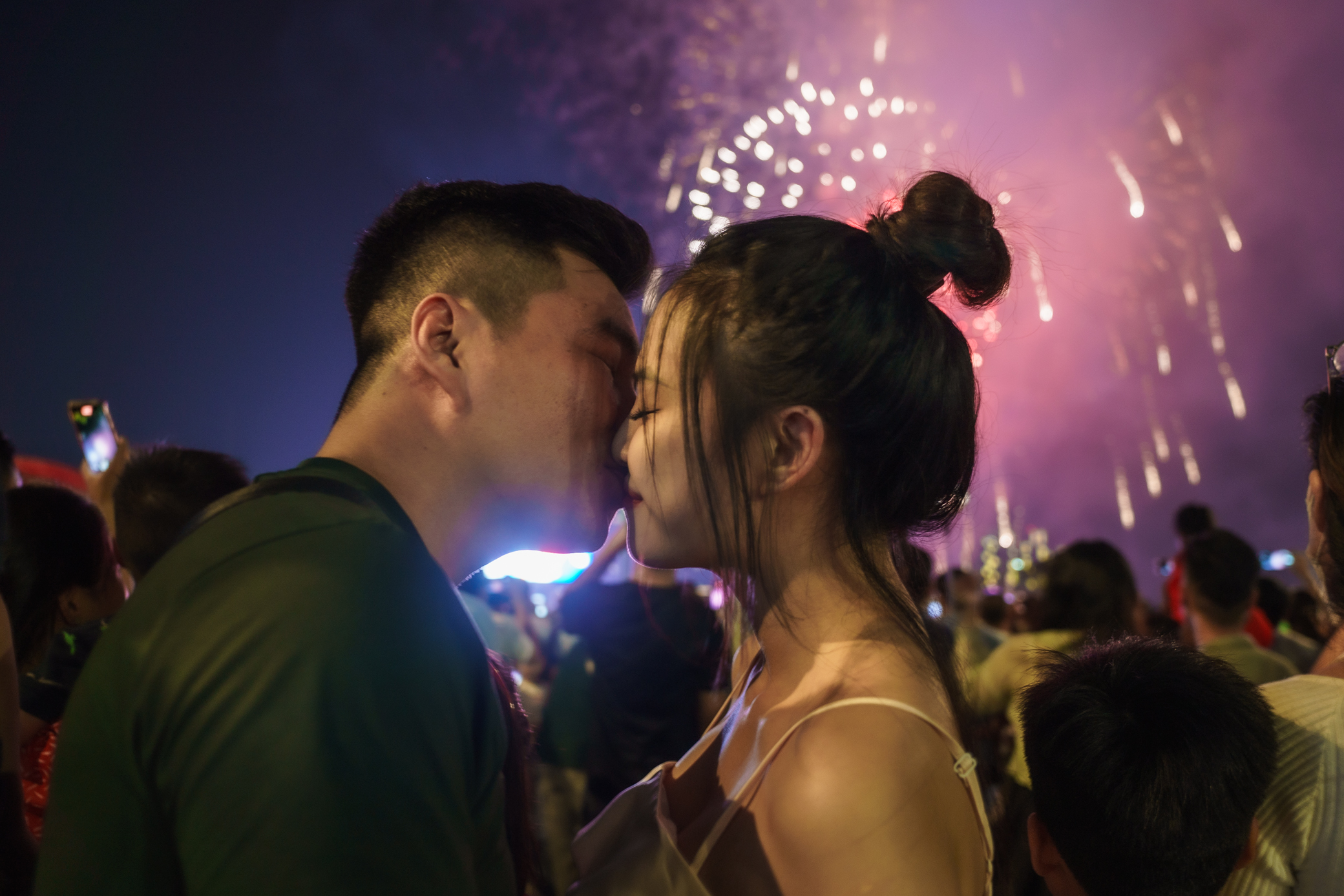 Những nụ hôn trong thời khắc giao thừa- Ảnh 3. Những nụ hôn trong thời khắc giao thừa- Ảnh 3.