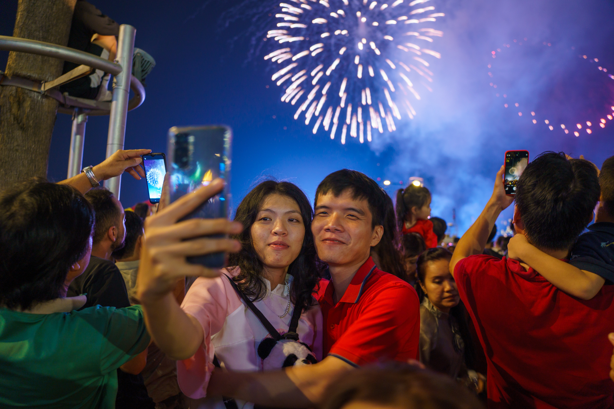 Những nụ hôn trong thời khắc giao thừa- Ảnh 9. Những nụ hôn trong thời khắc giao thừa- Ảnh 9.