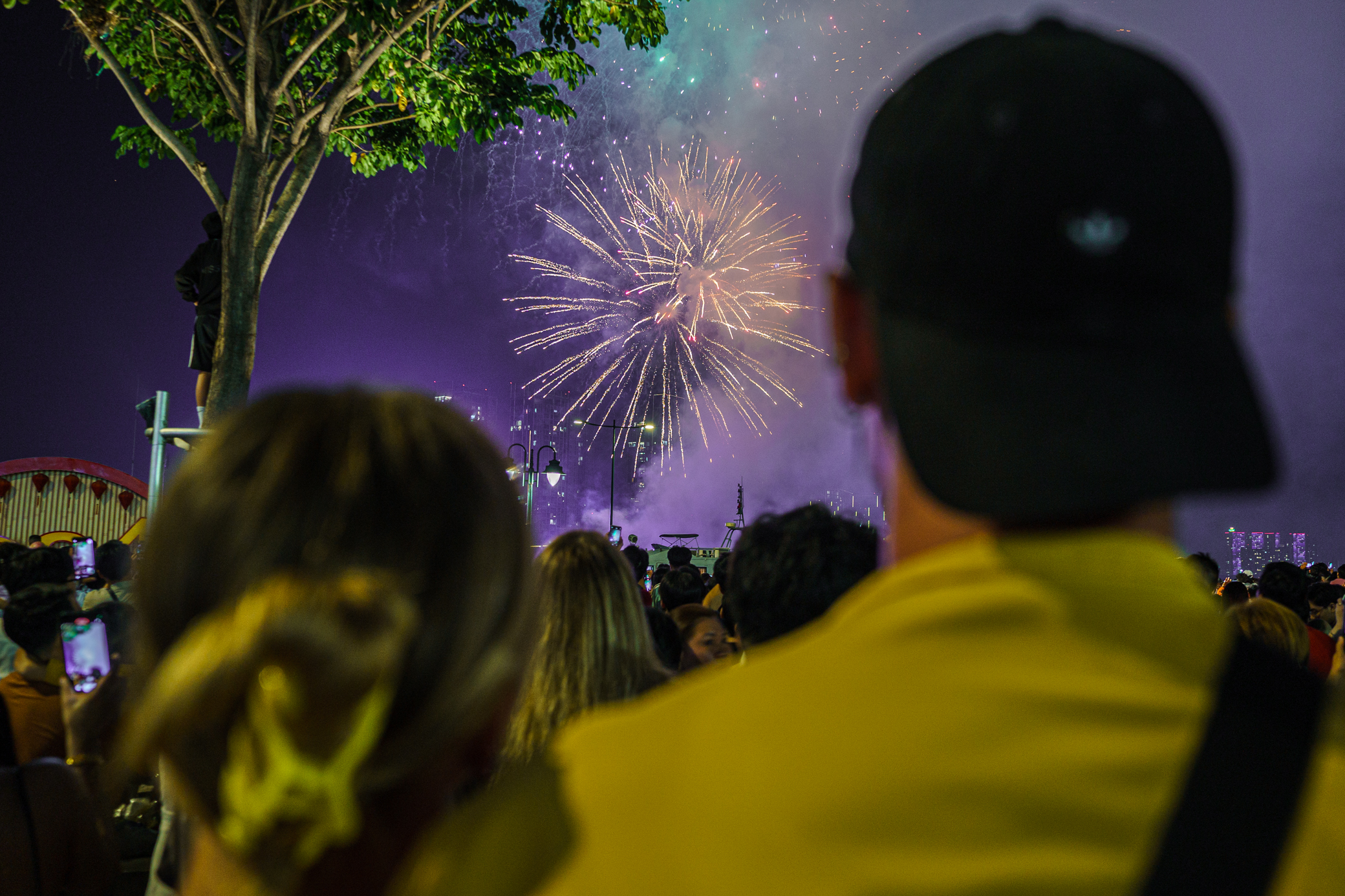 Những nụ hôn trong thời khắc giao thừa- Ảnh 8. Những nụ hôn trong thời khắc giao thừa- Ảnh 8.