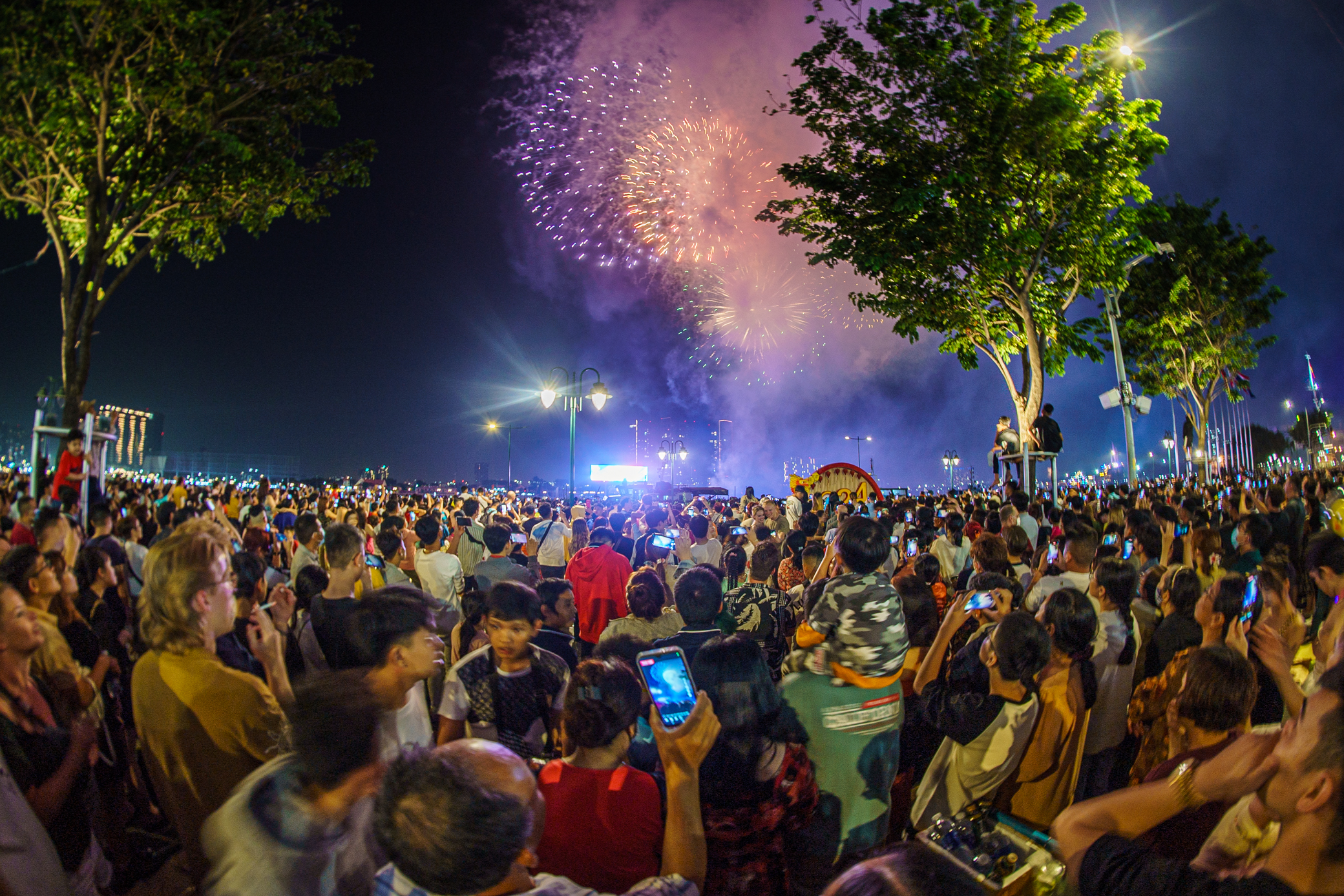 Những nụ hôn trong thời khắc giao thừa- Ảnh 7. Những nụ hôn trong thời khắc giao thừa- Ảnh 7.