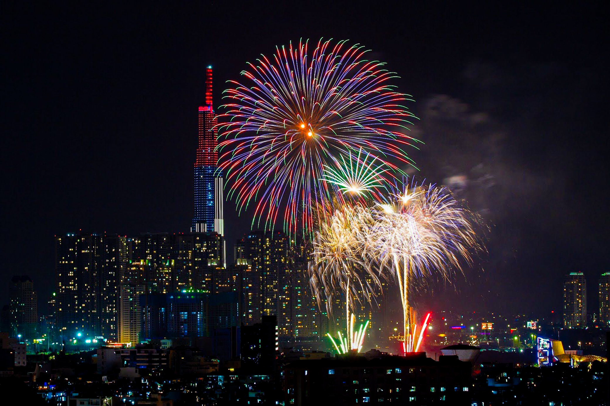 Những nụ hôn trong thời khắc giao thừa- Ảnh 2. Những nụ hôn trong thời khắc giao thừa- Ảnh 2.