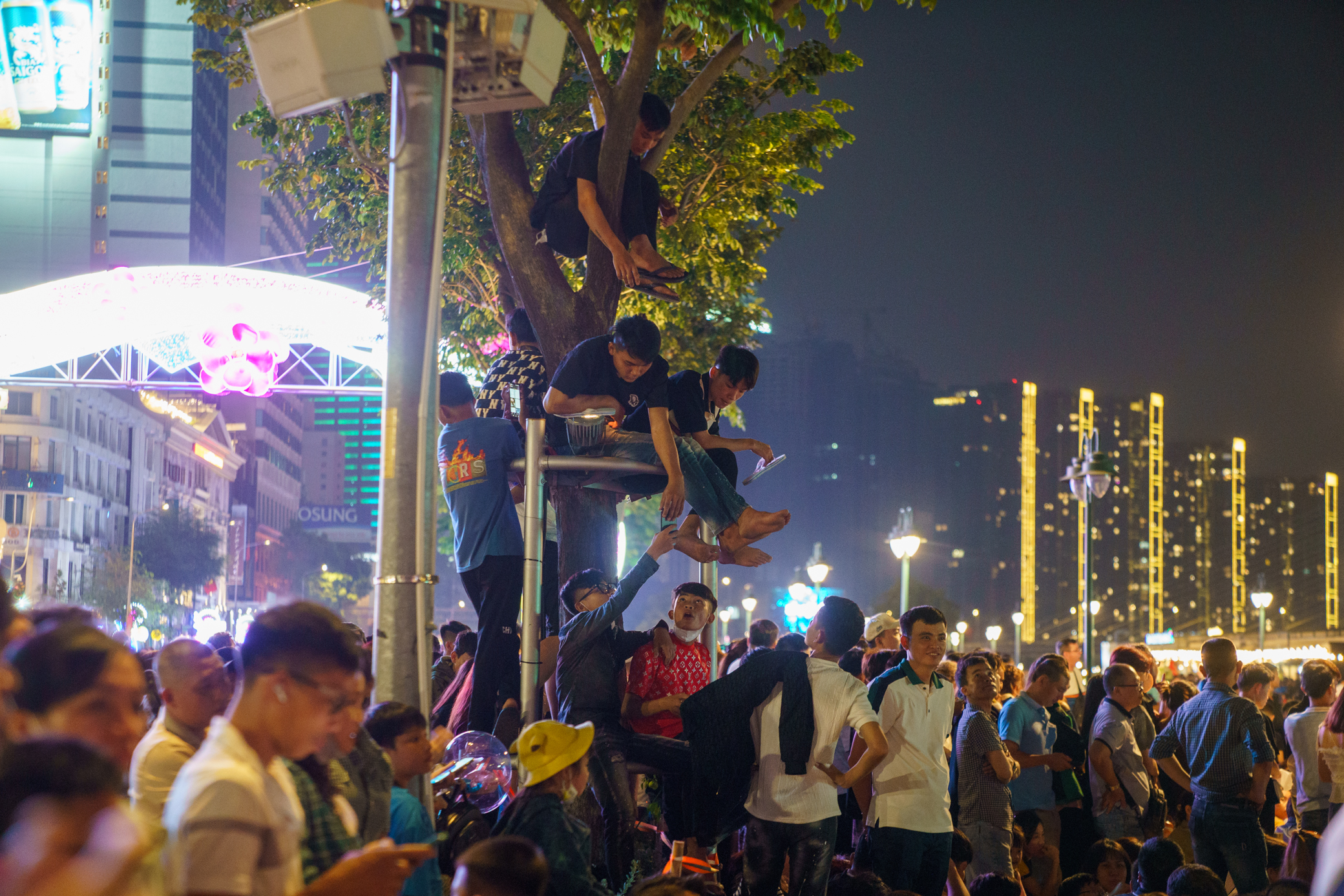 Những nụ hôn trong thời khắc giao thừa- Ảnh 10. Những nụ hôn trong thời khắc giao thừa- Ảnh 10.