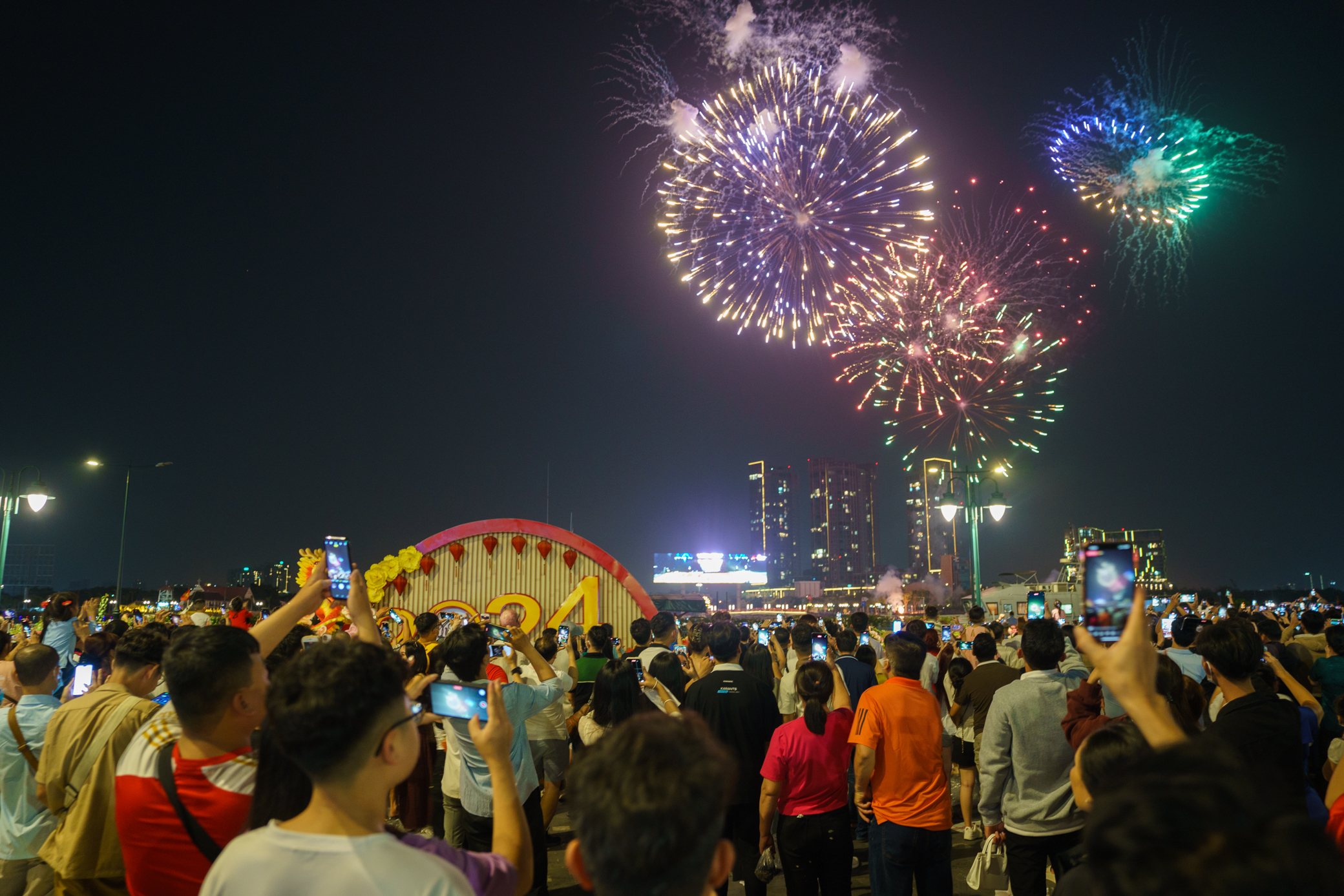 Những nụ hôn trong thời khắc giao thừa- Ảnh 1. Những nụ hôn trong thời khắc giao thừa- Ảnh 1.