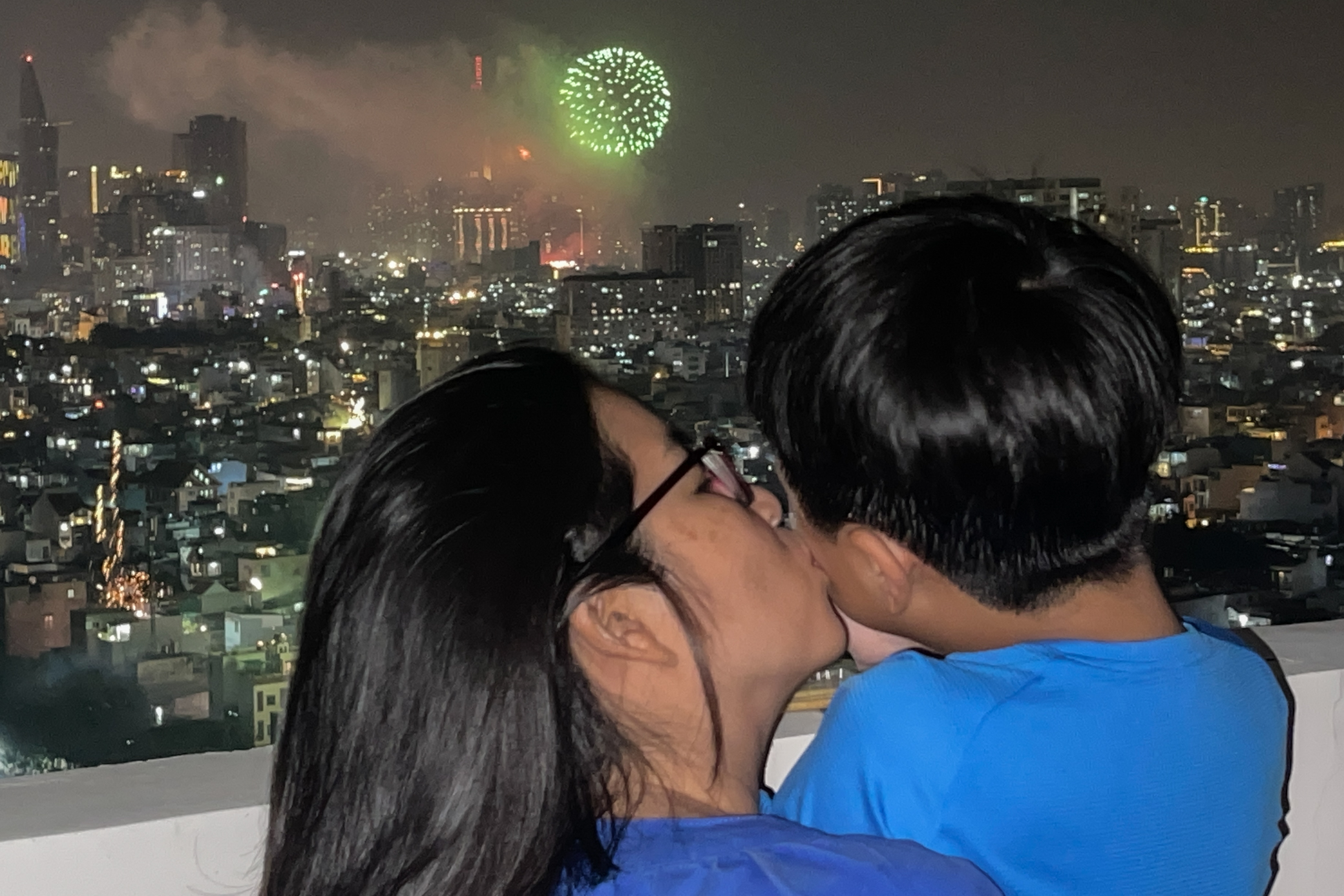 Những nụ hôn trong thời khắc giao thừa- Ảnh 4. Những nụ hôn trong thời khắc giao thừa- Ảnh 4.